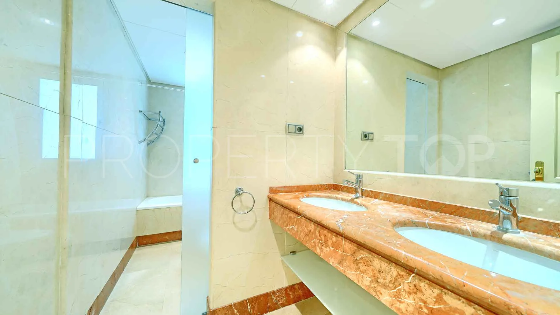 Se vende apartamento en Condado de Sierra Blanca de 3 dormitorios