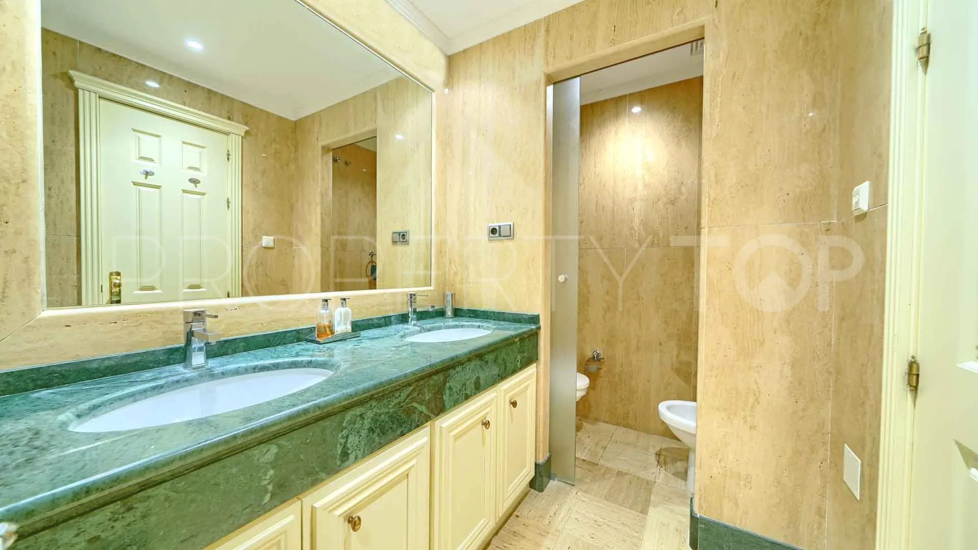 Se vende apartamento en Condado de Sierra Blanca de 3 dormitorios