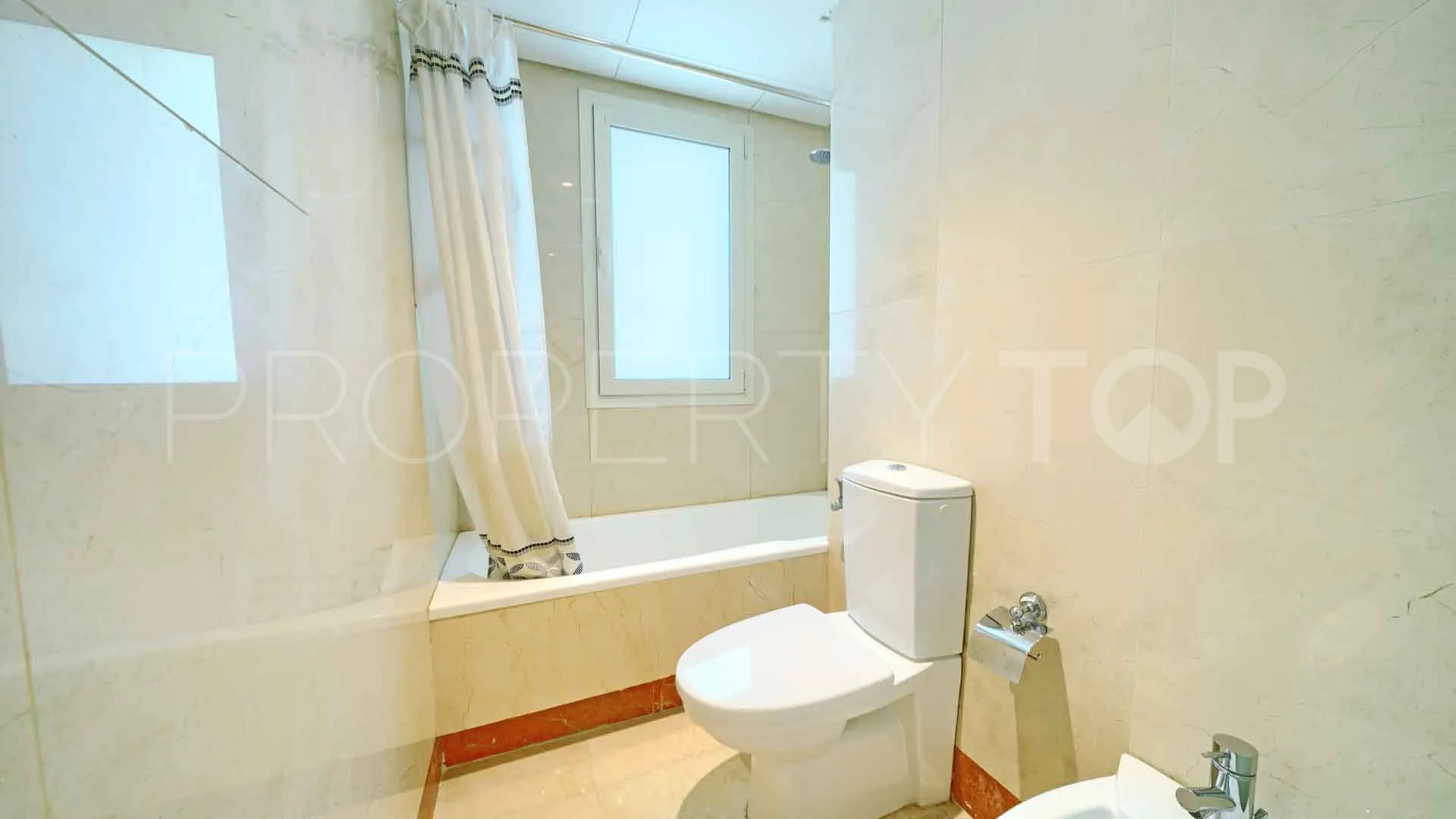 Se vende apartamento en Condado de Sierra Blanca de 3 dormitorios