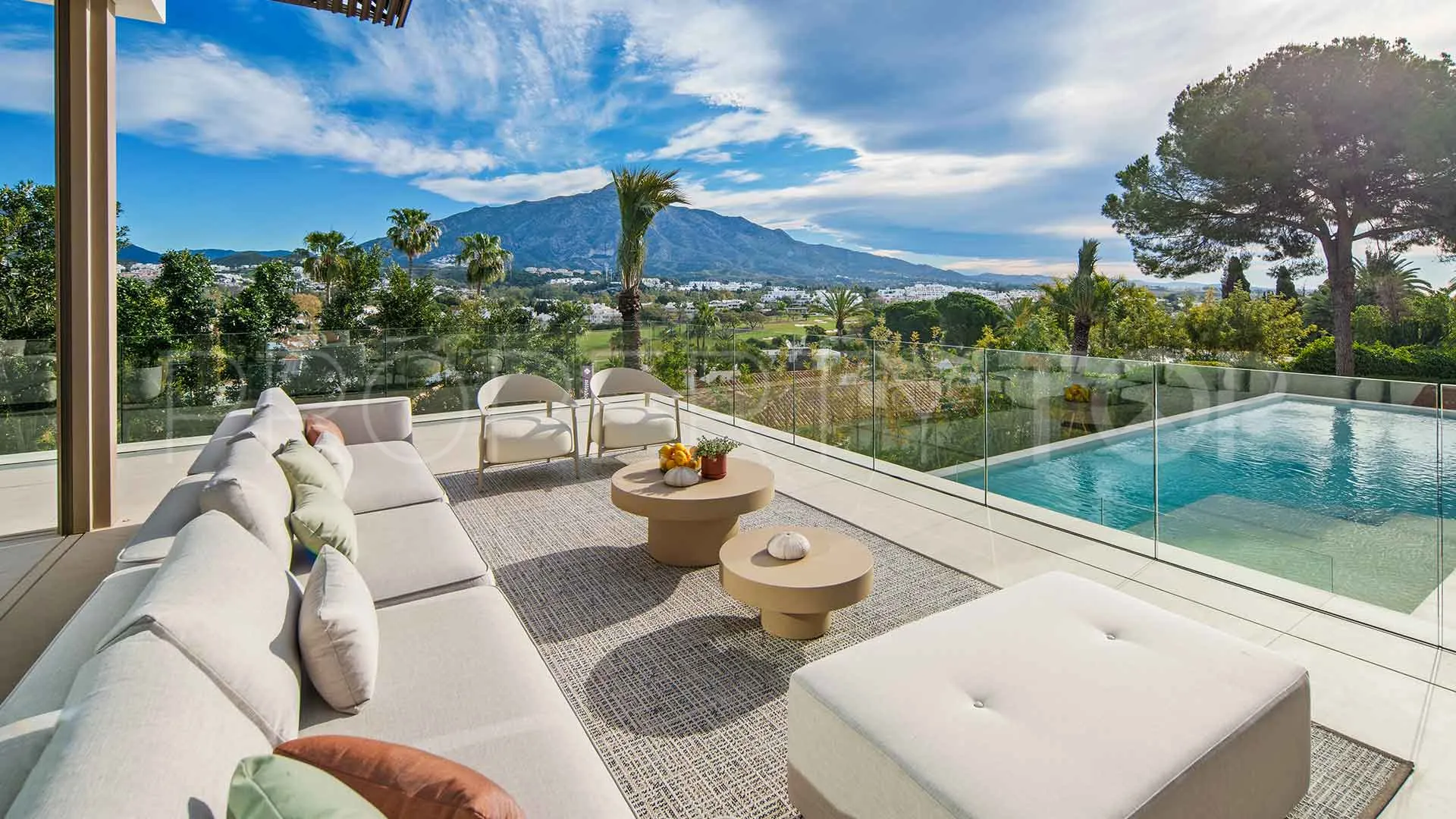 For sale villa with 5 bedrooms in Nueva Andalucia