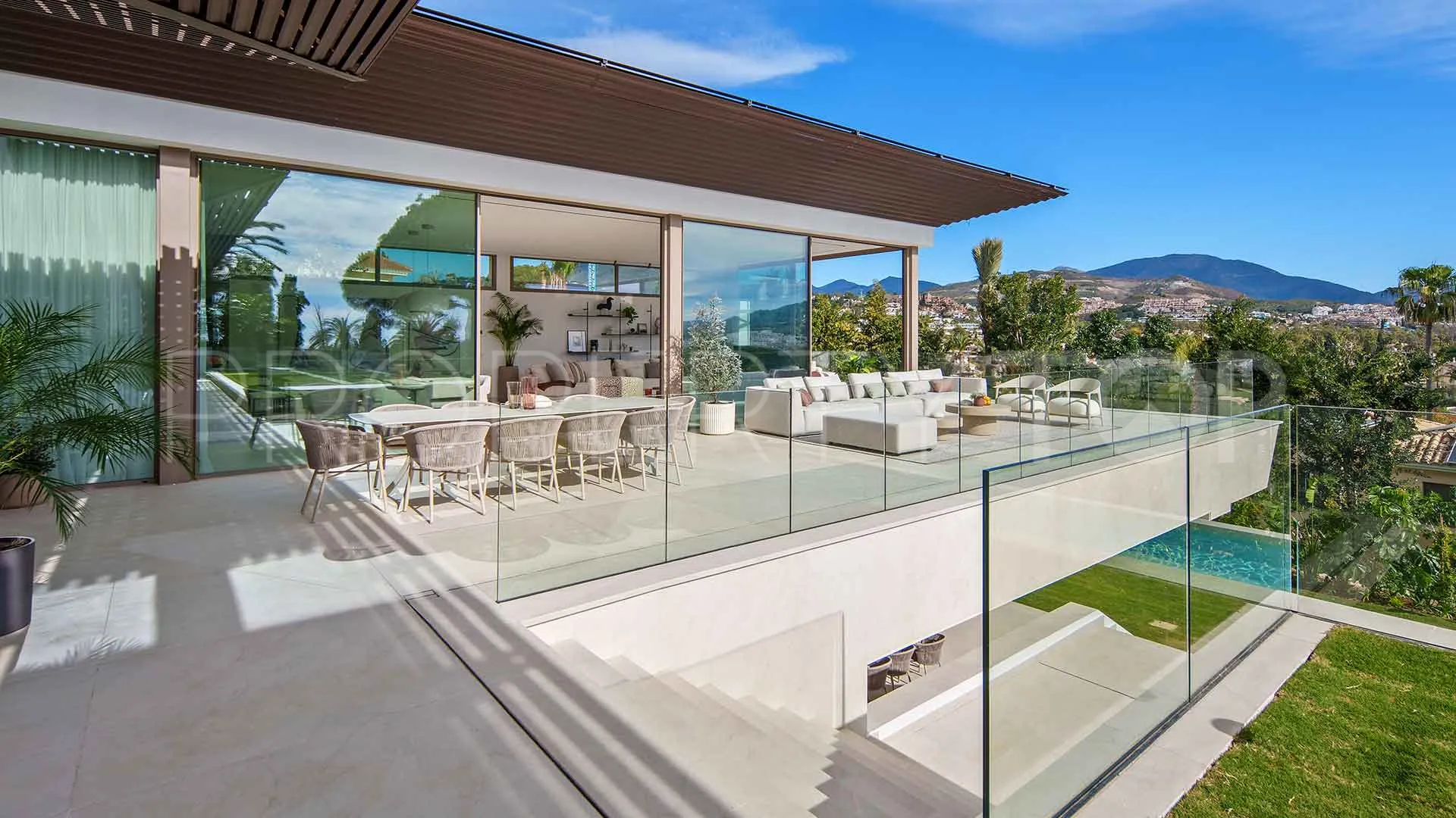 For sale villa with 5 bedrooms in Nueva Andalucia