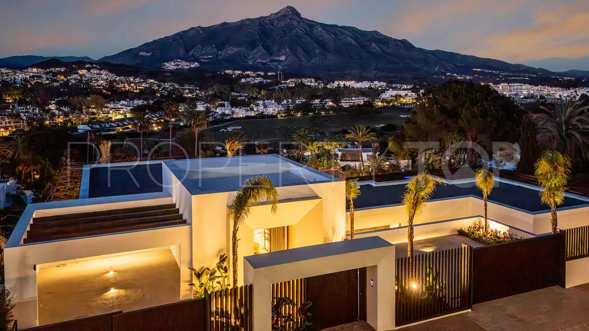 For sale villa with 5 bedrooms in Nueva Andalucia