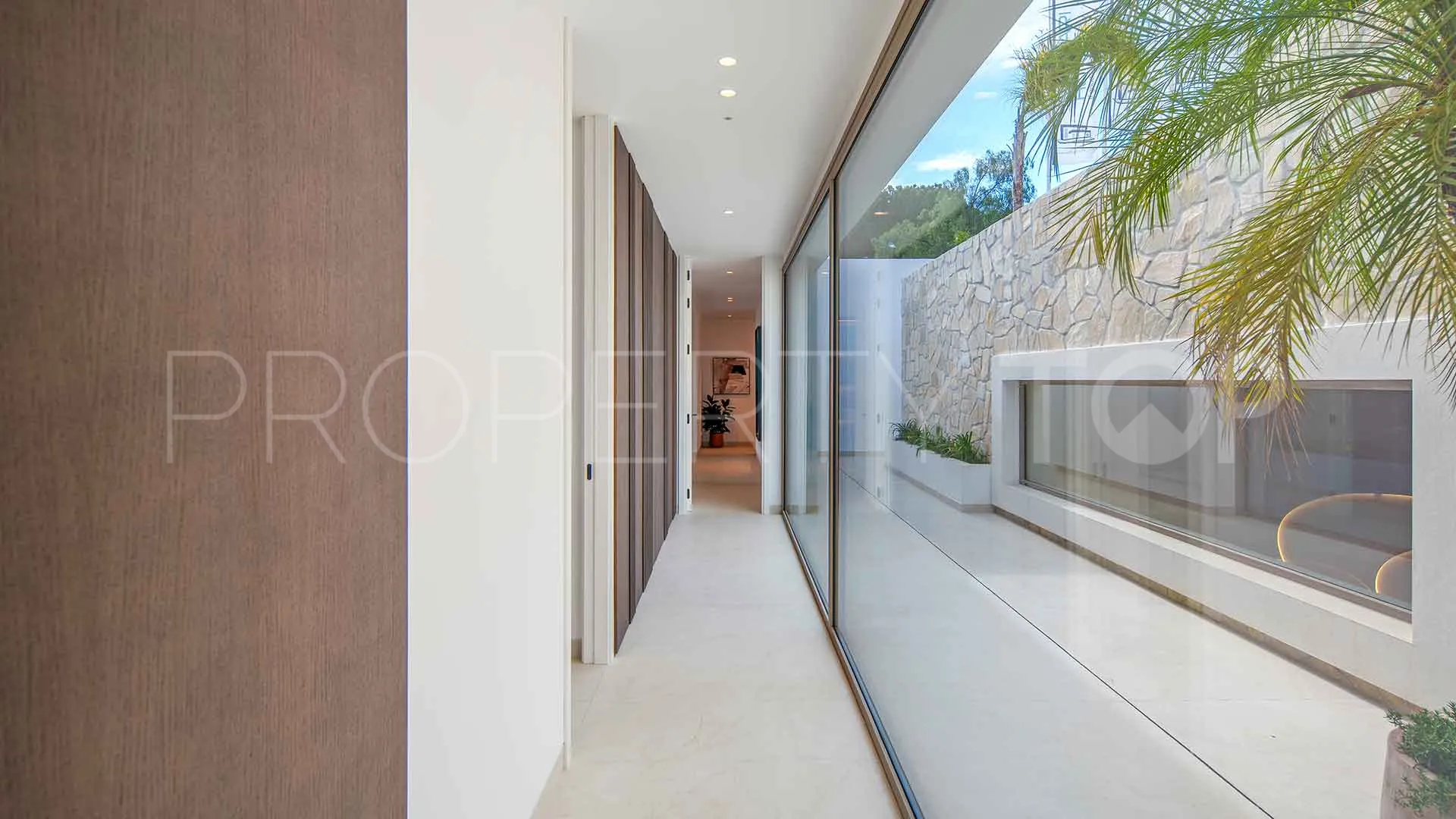 For sale villa with 5 bedrooms in Nueva Andalucia