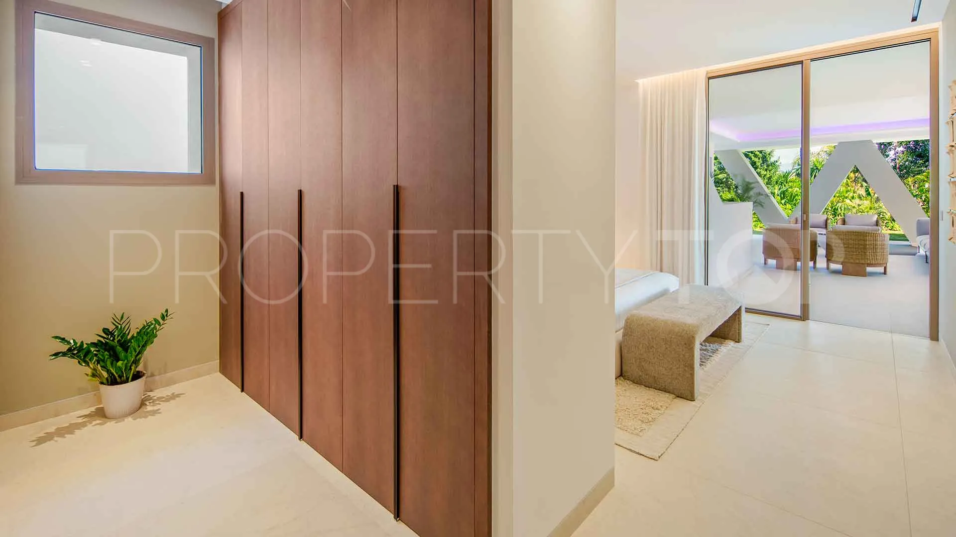 For sale villa with 5 bedrooms in Nueva Andalucia