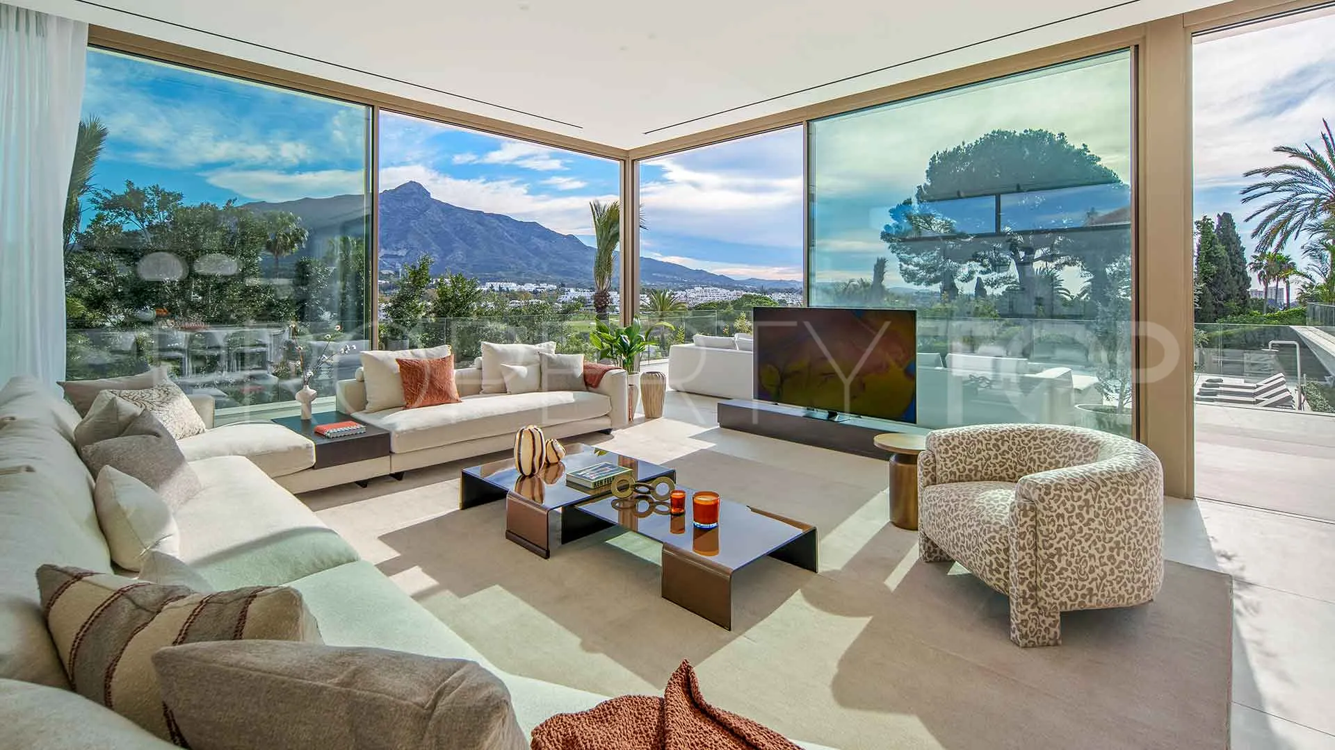 For sale villa with 5 bedrooms in Nueva Andalucia