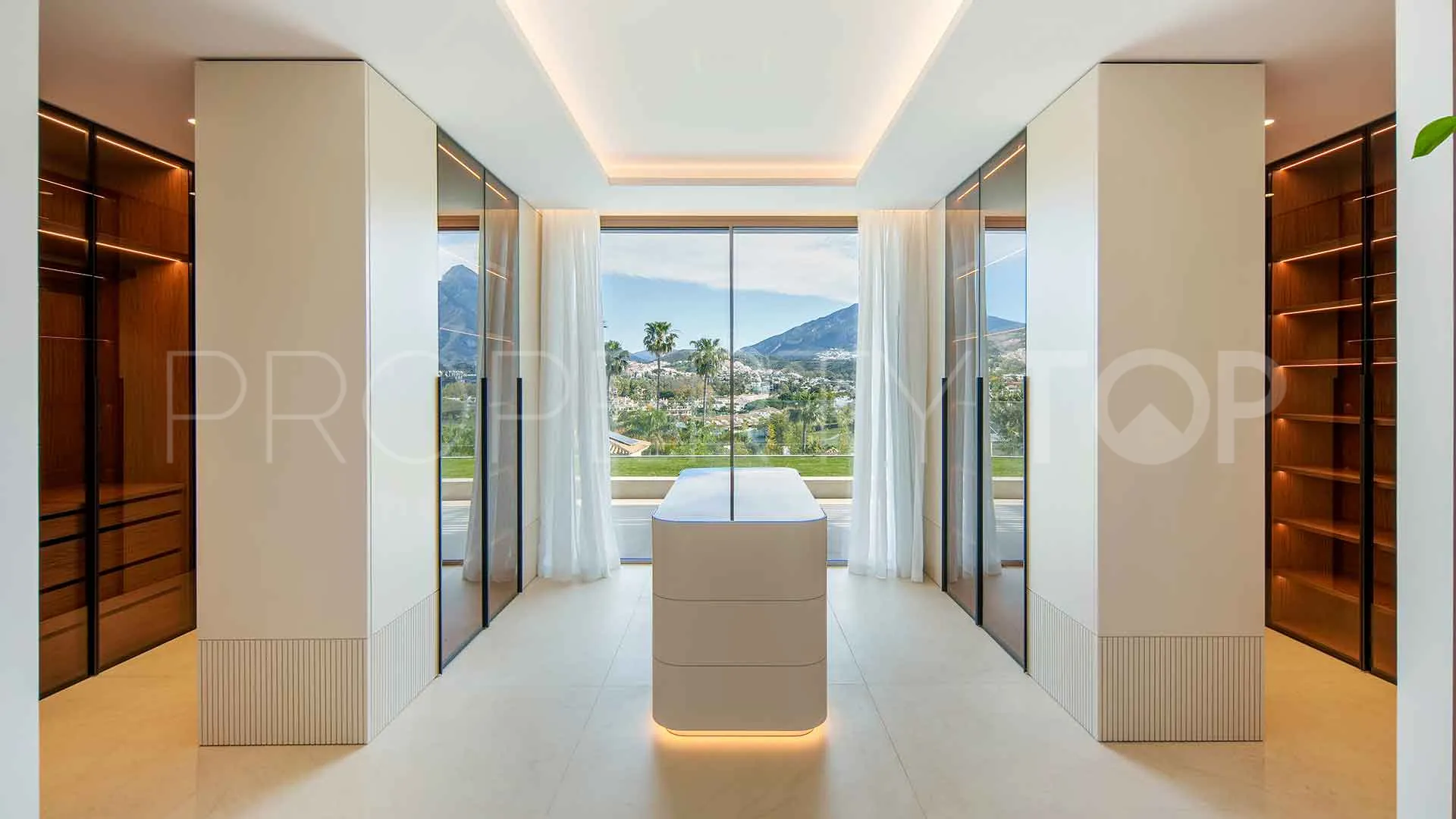For sale villa with 5 bedrooms in Nueva Andalucia