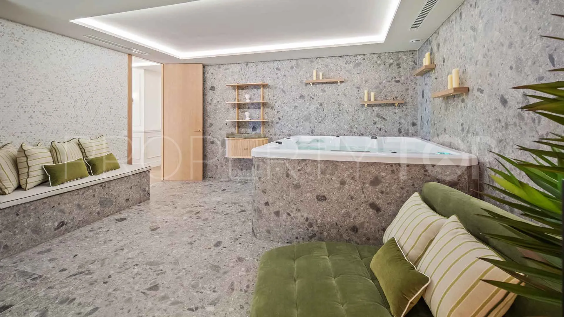 Ático de 5 dormitorios en venta en Nueva Andalucia
