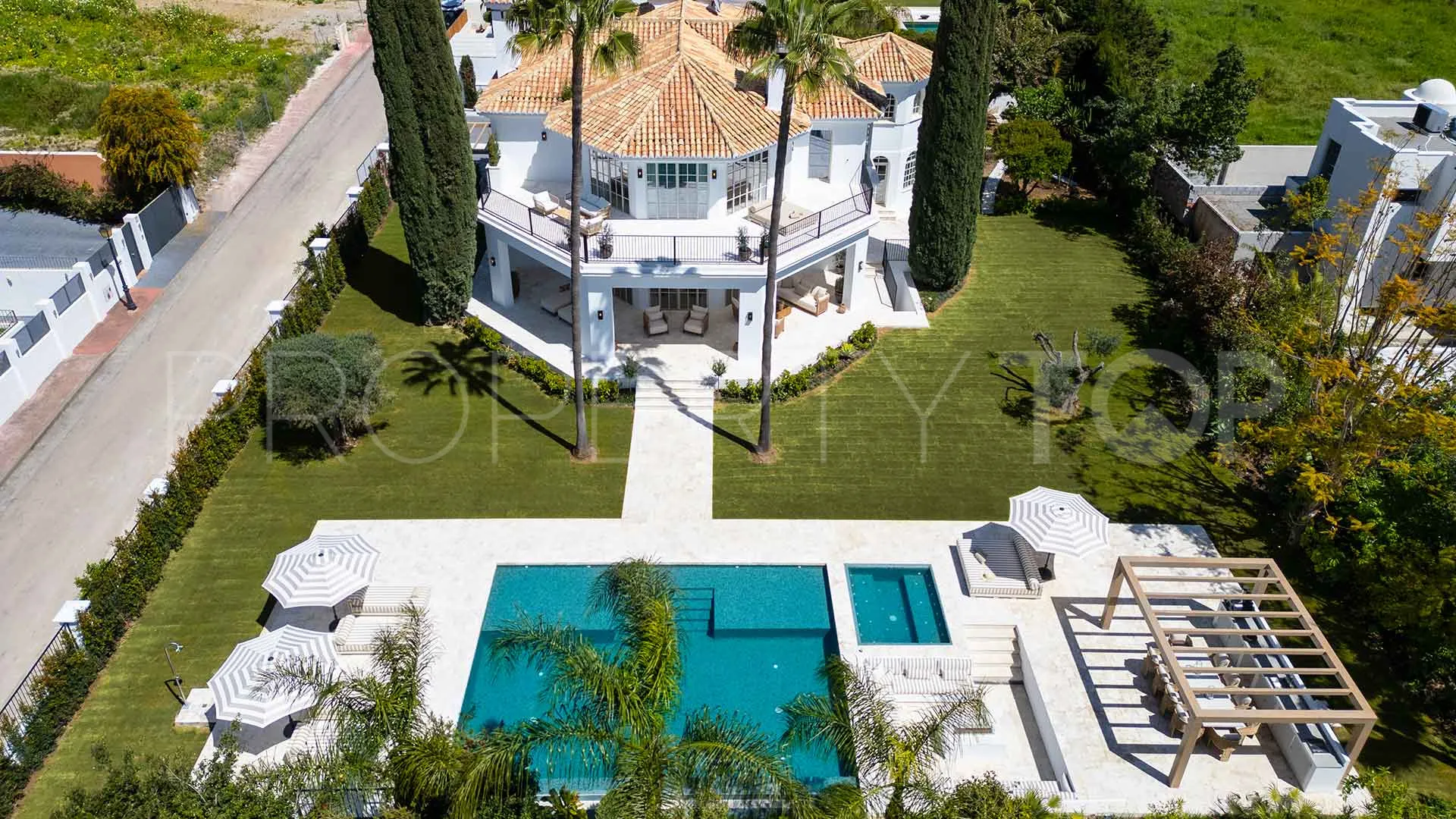 5 bedrooms villa in Nueva Andalucia for sale