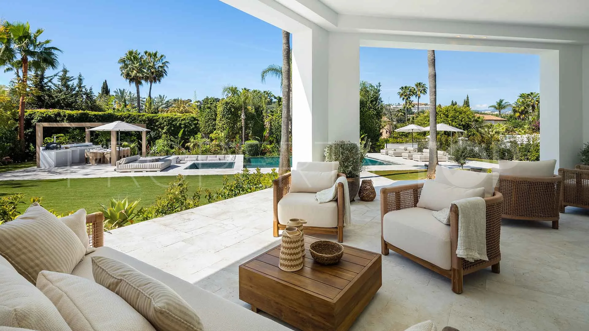 5 bedrooms villa in Nueva Andalucia for sale