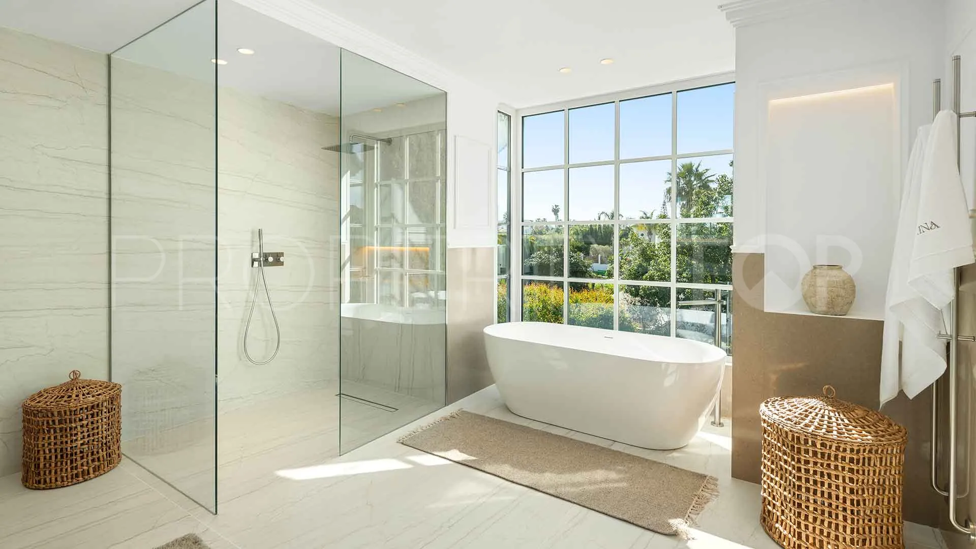 5 bedrooms villa in Nueva Andalucia for sale