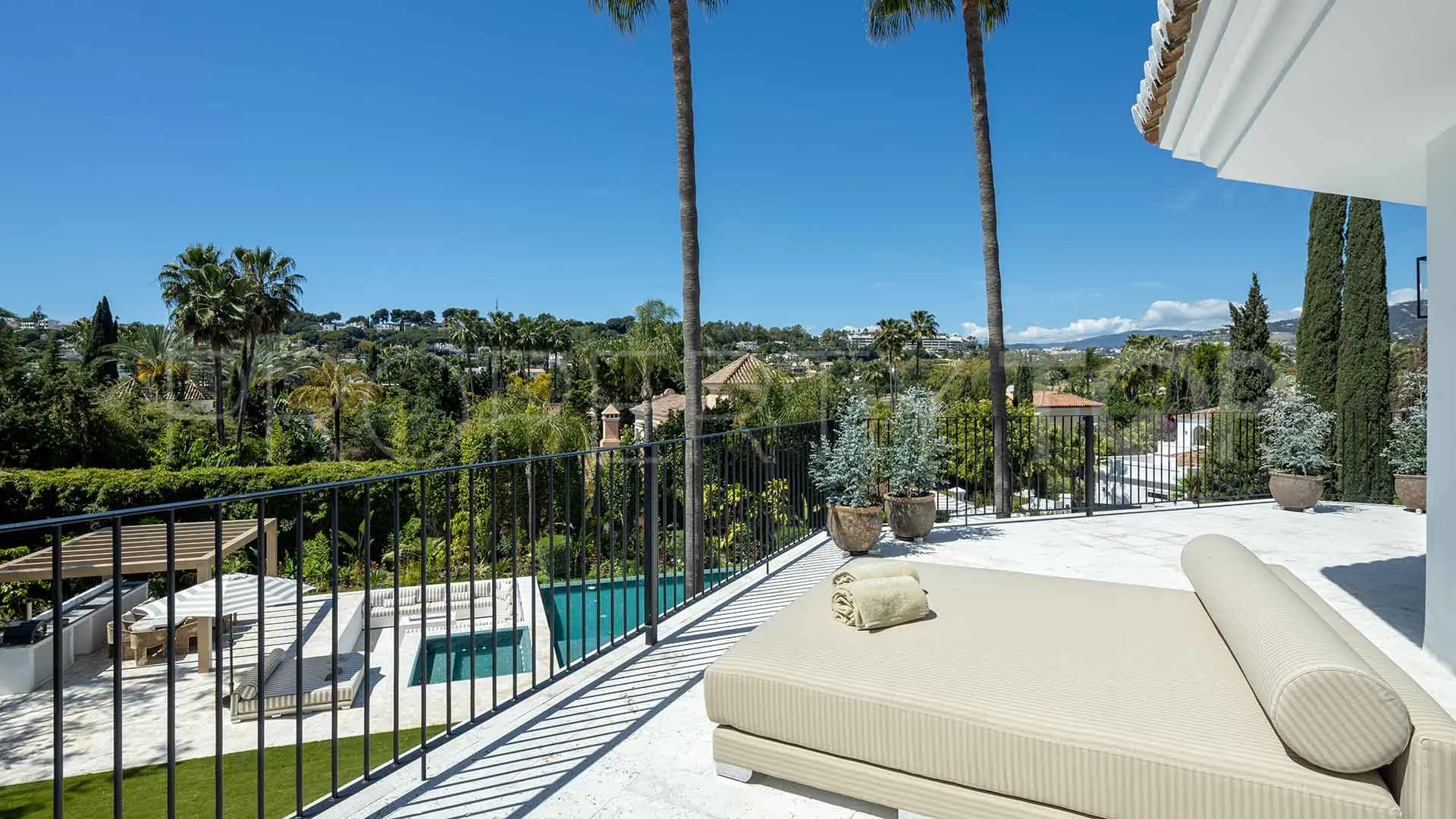 5 bedrooms villa in Nueva Andalucia for sale