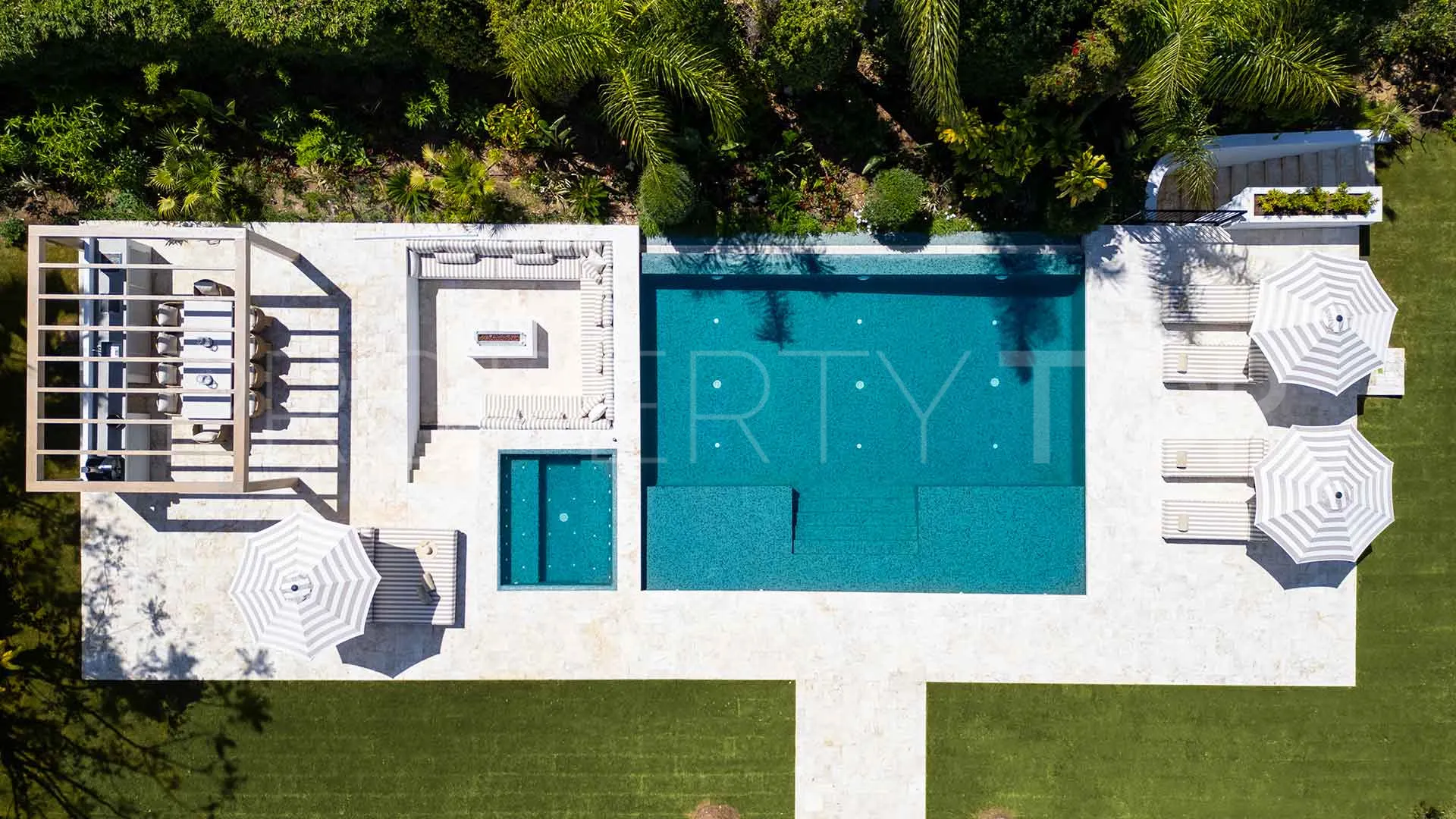 5 bedrooms villa in Nueva Andalucia for sale