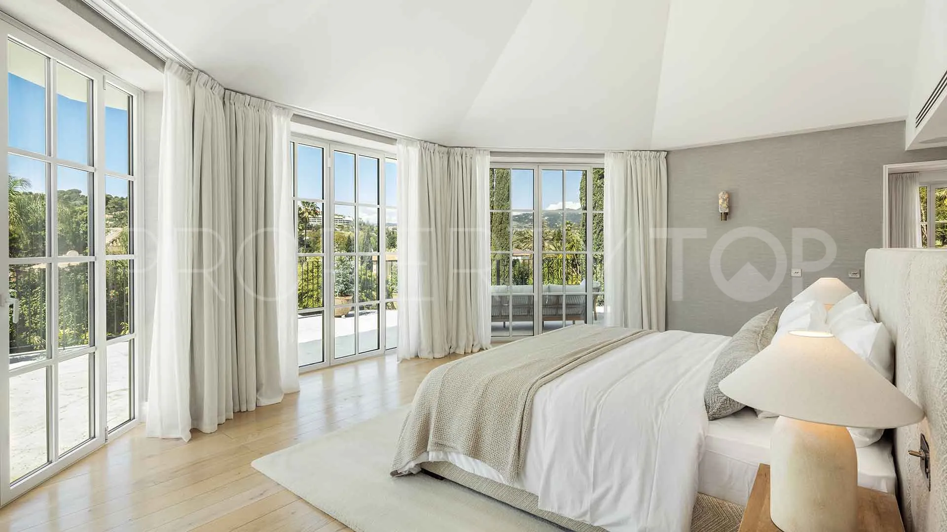 5 bedrooms villa in Nueva Andalucia for sale