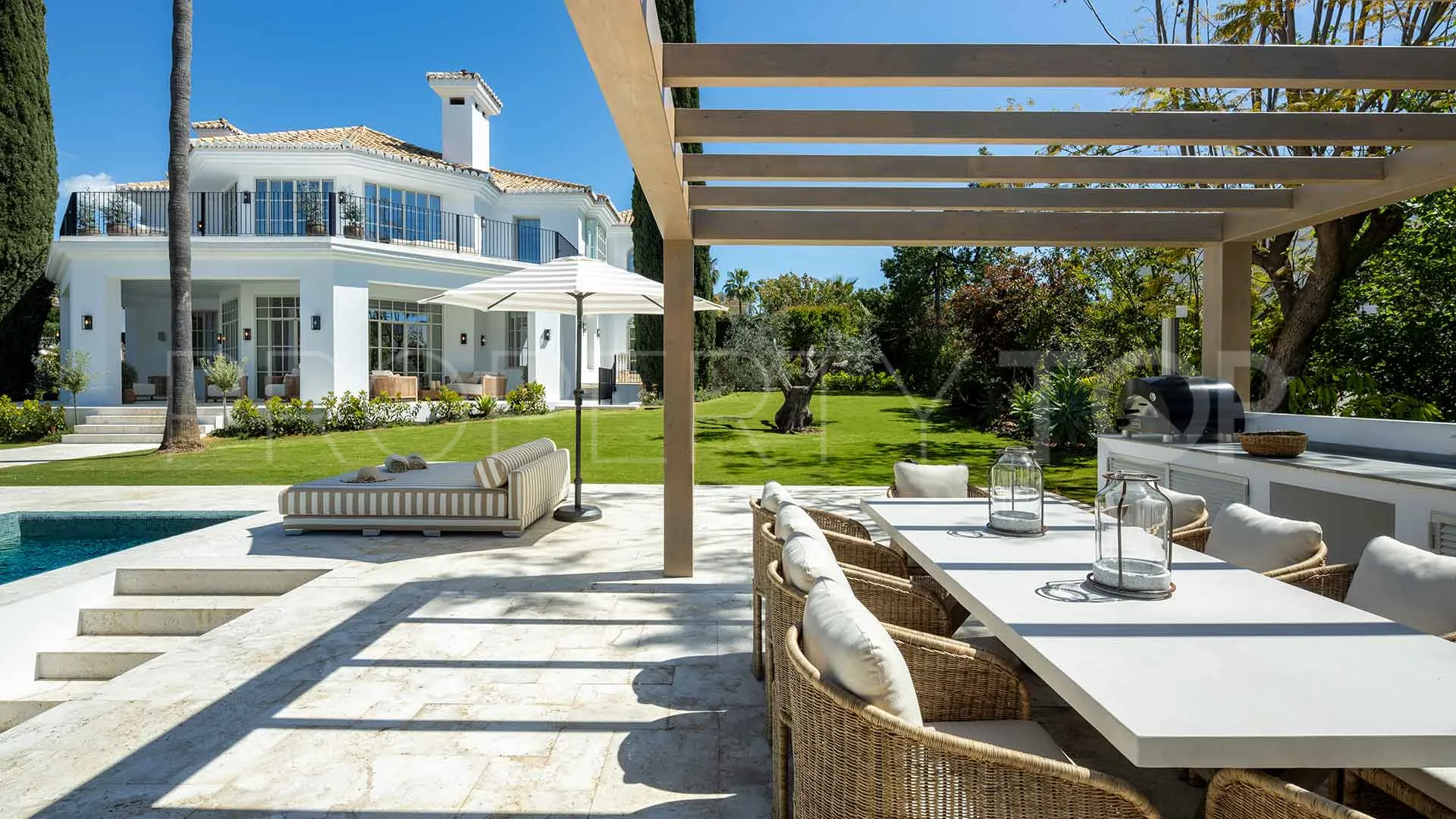 5 bedrooms villa in Nueva Andalucia for sale
