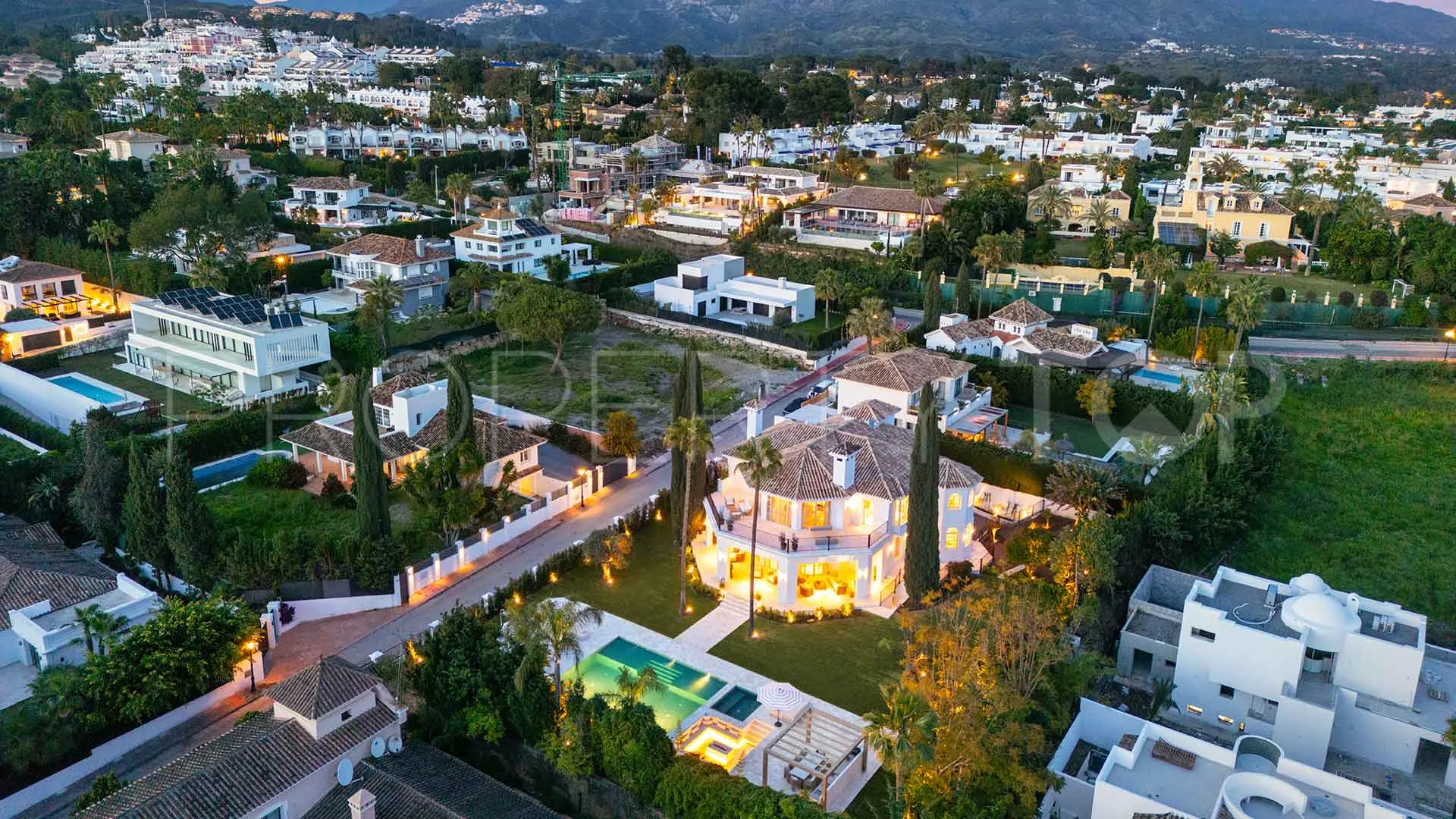 5 bedrooms villa in Nueva Andalucia for sale