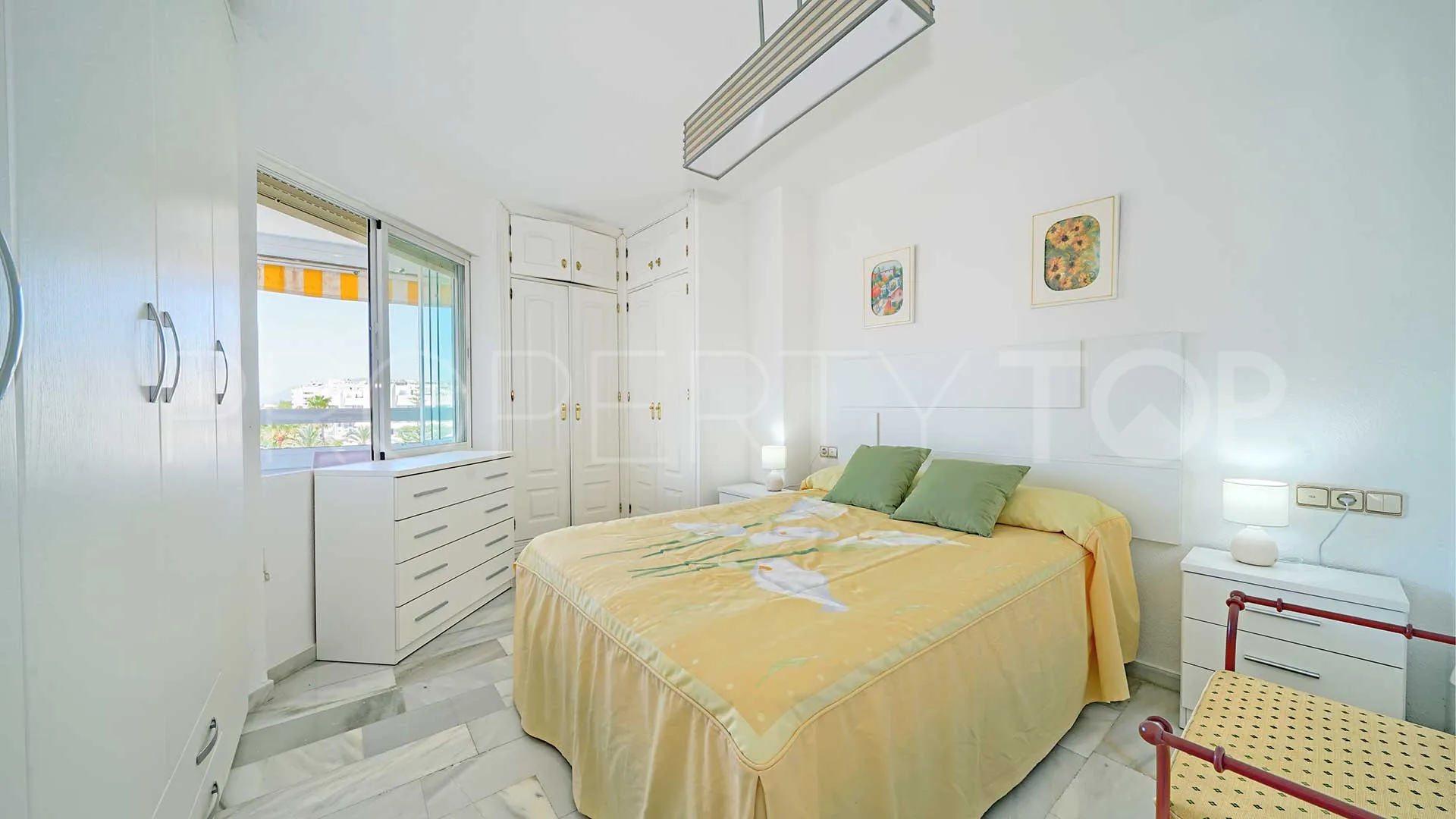 Se vende apartamento en Marbella Ciudad con 2 dormitorios
