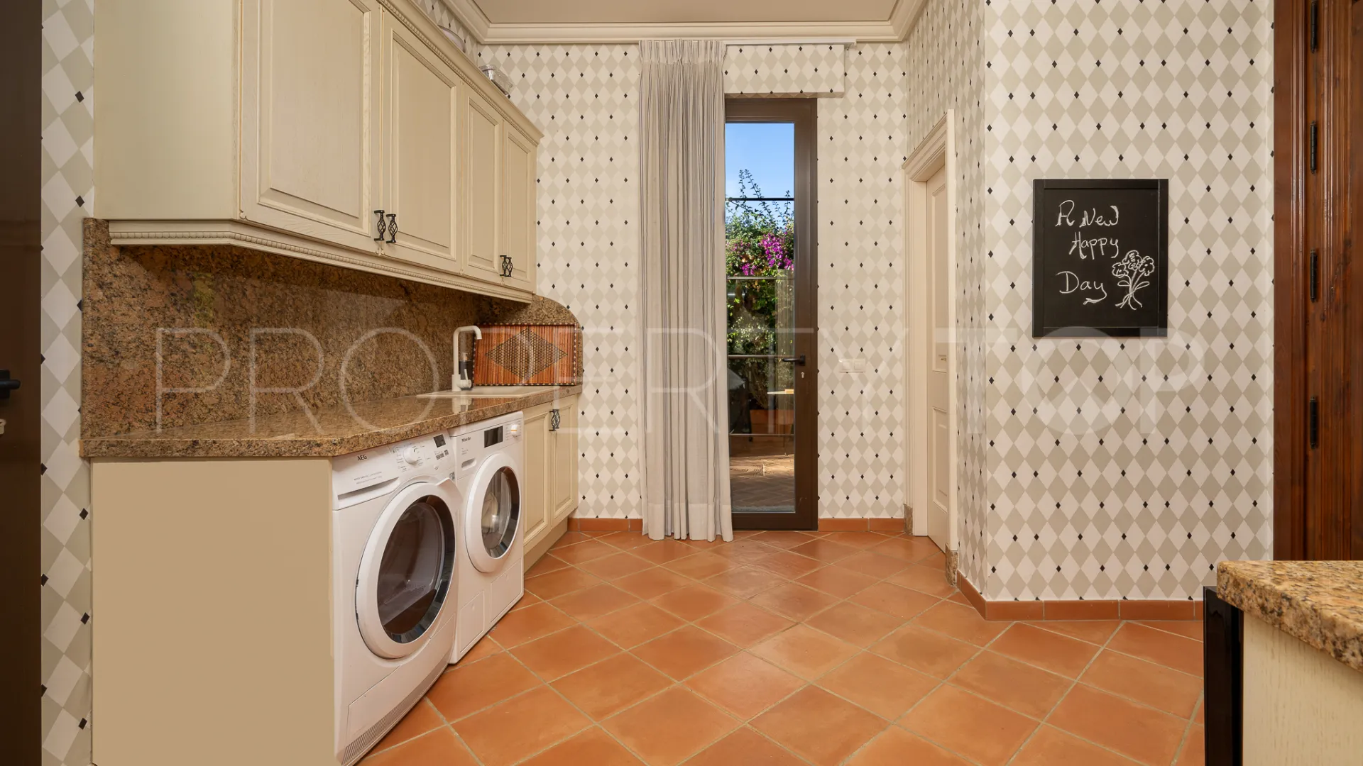 Casa en venta con 8 dormitorios en Guadalmina Baja