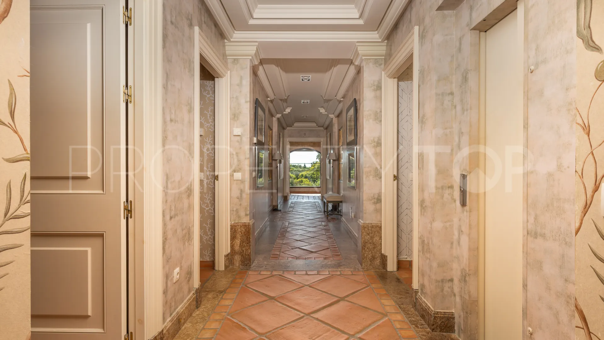 Casa en venta con 8 dormitorios en Guadalmina Baja