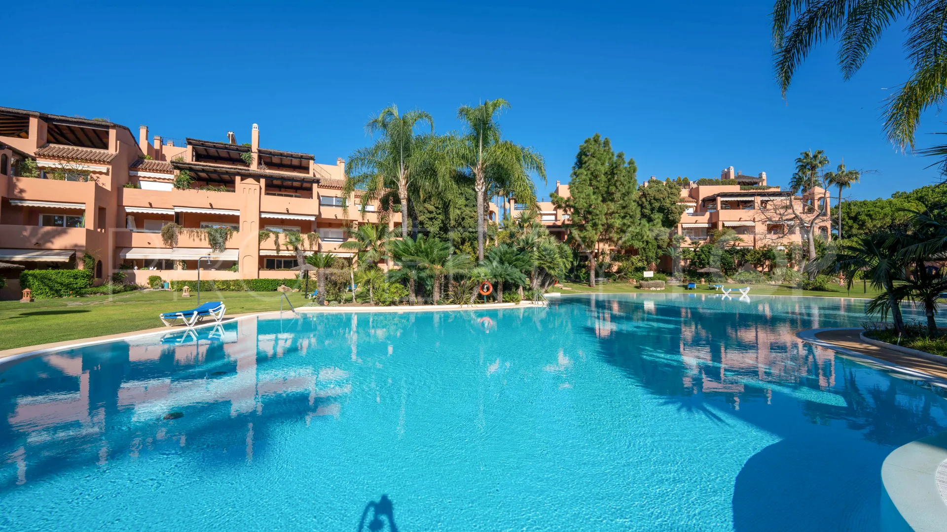 Apartamento en venta en Alhambra del Golf