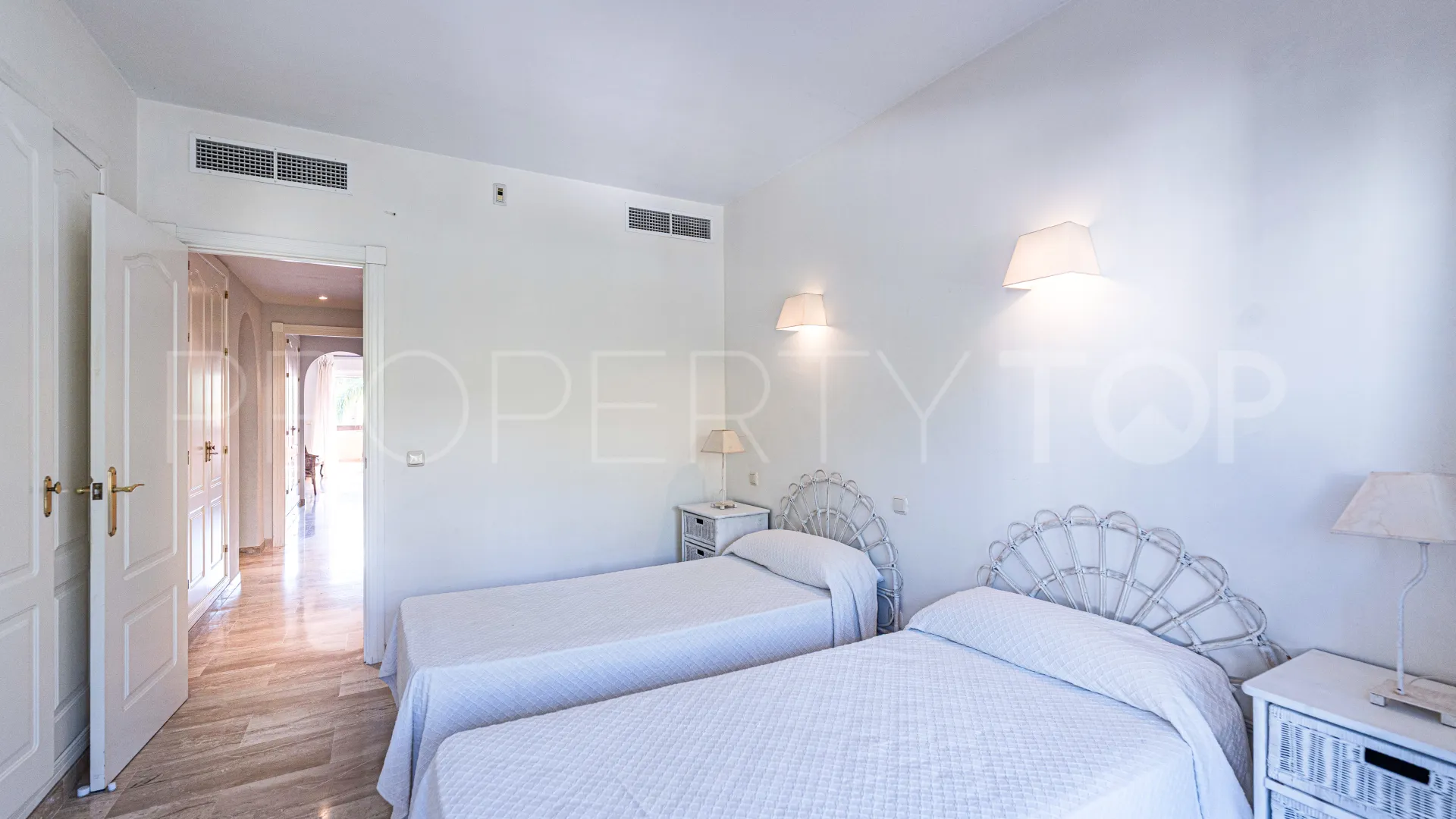 Comprar apartamento en Alhambra del Golf