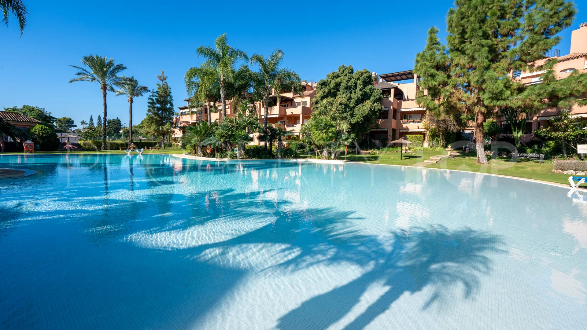 Comprar apartamento en Alhambra del Golf