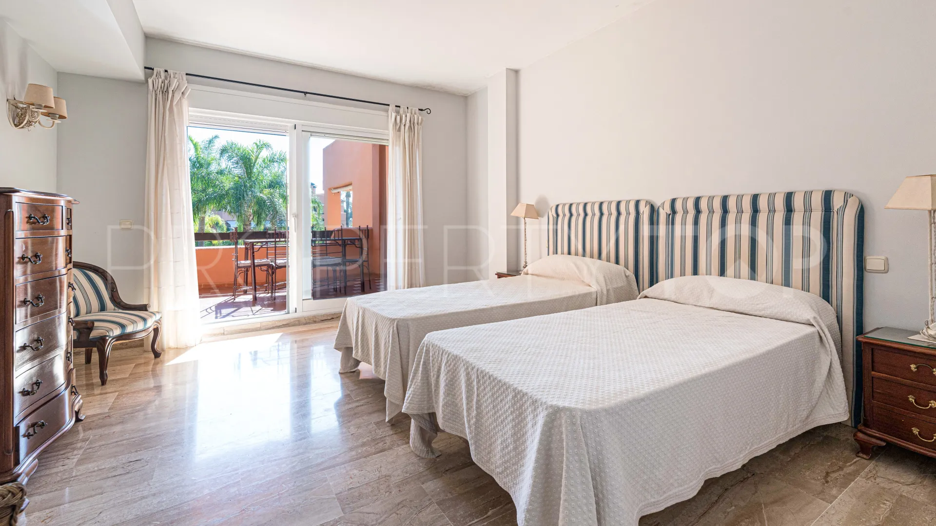 Comprar apartamento en Alhambra del Golf