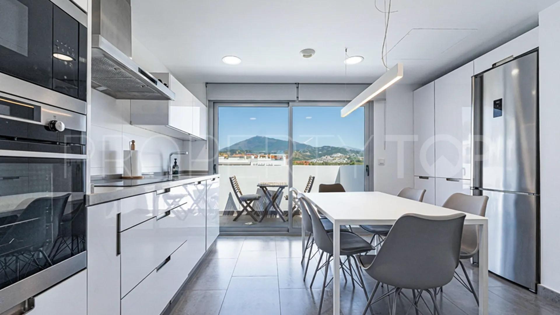 2 bedrooms Marques de Guadalmina duplex penthouse for sale
