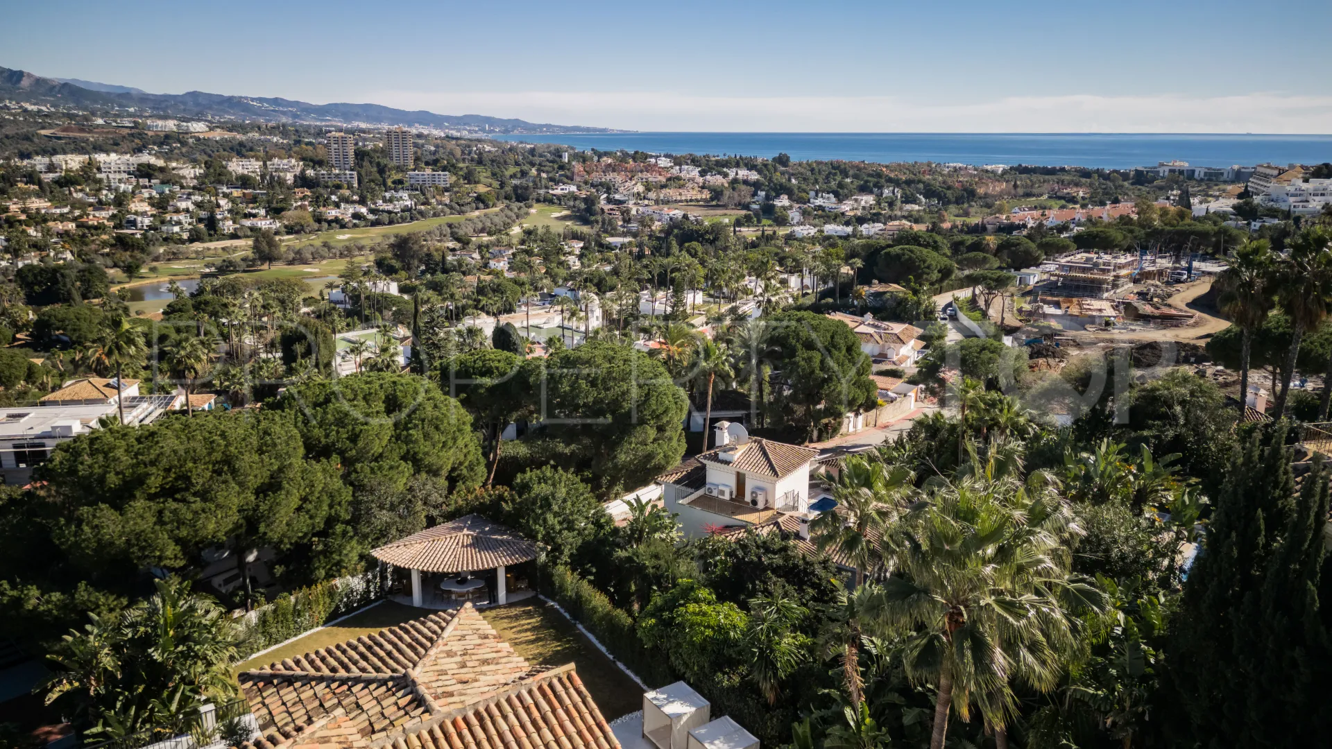 Se vende villa con 6 dormitorios en Las Brisas
