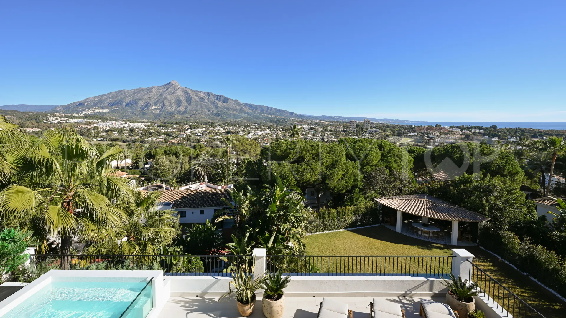 Se vende villa con 6 dormitorios en Las Brisas