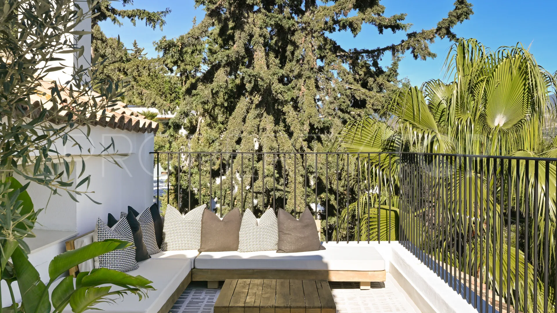 Se vende villa con 6 dormitorios en Las Brisas