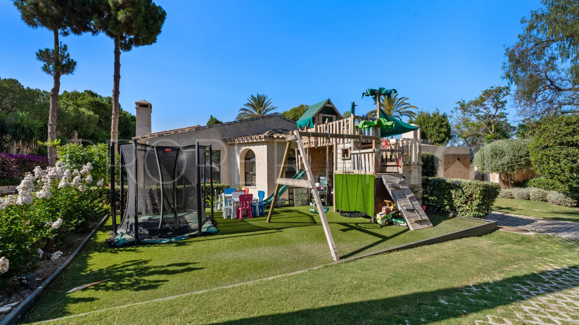 For sale villa with 8 bedrooms in Rio Real