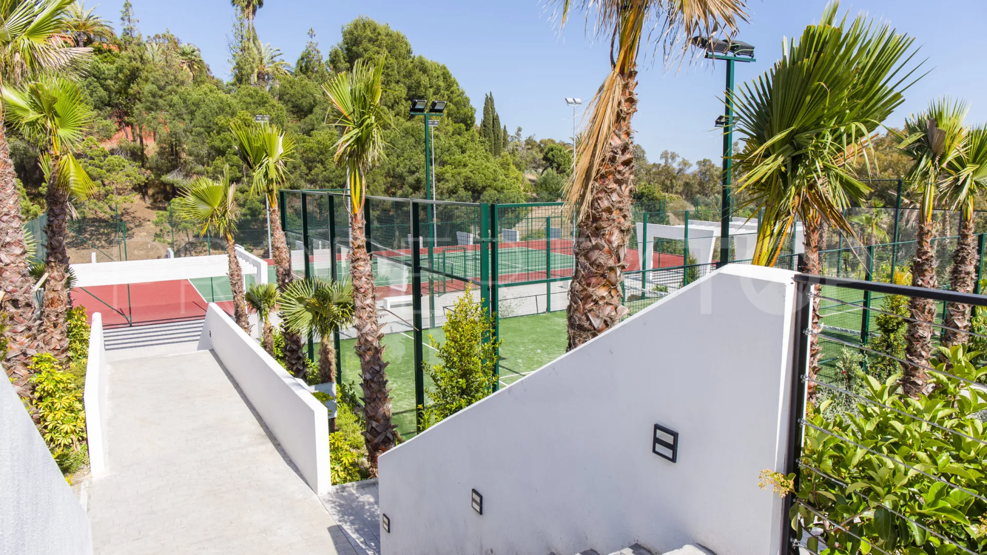 Apartamento de 3 dormitorios a la venta en Estepona