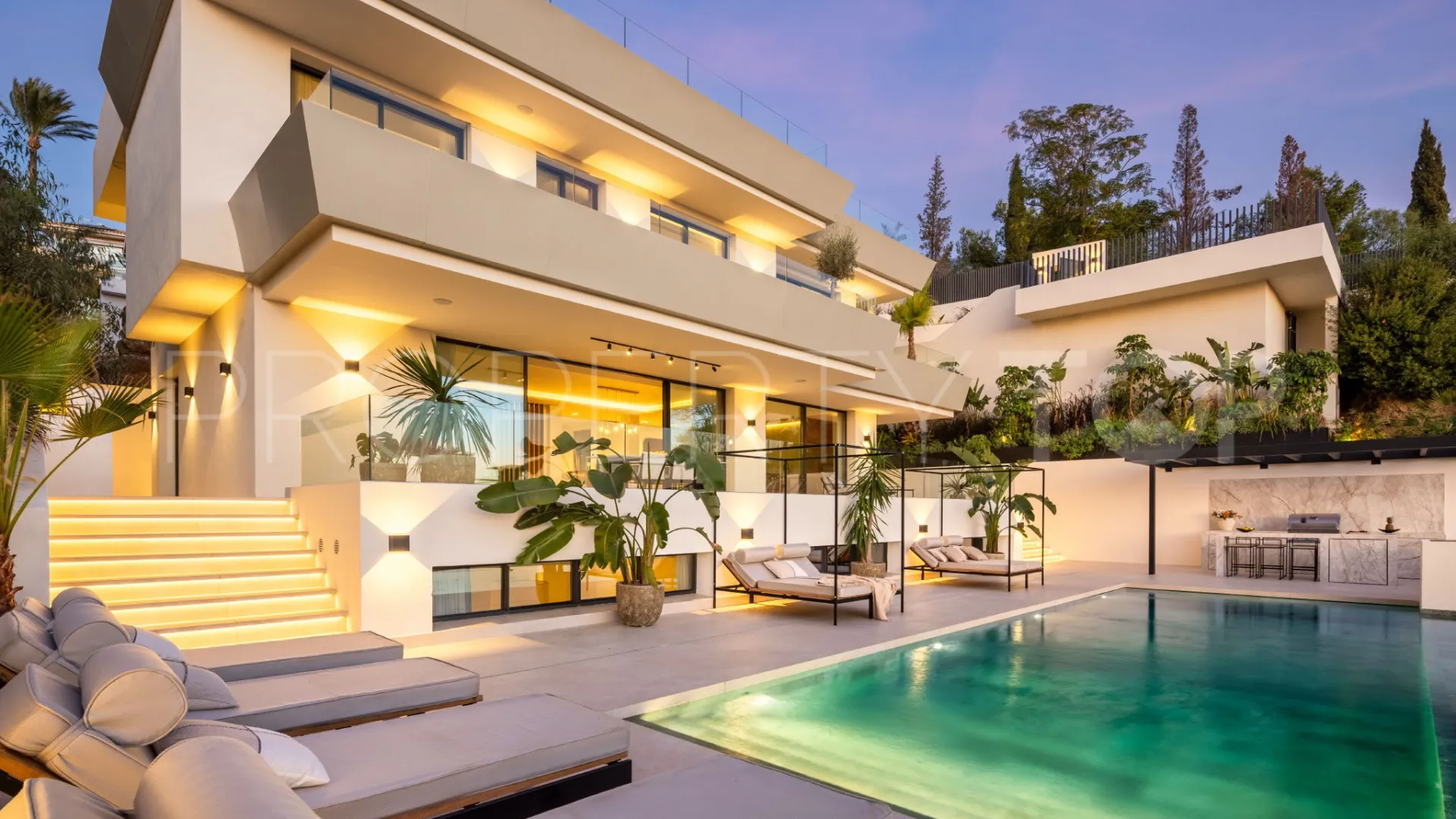 Villa for sale in Marbella East with 5 bedrooms