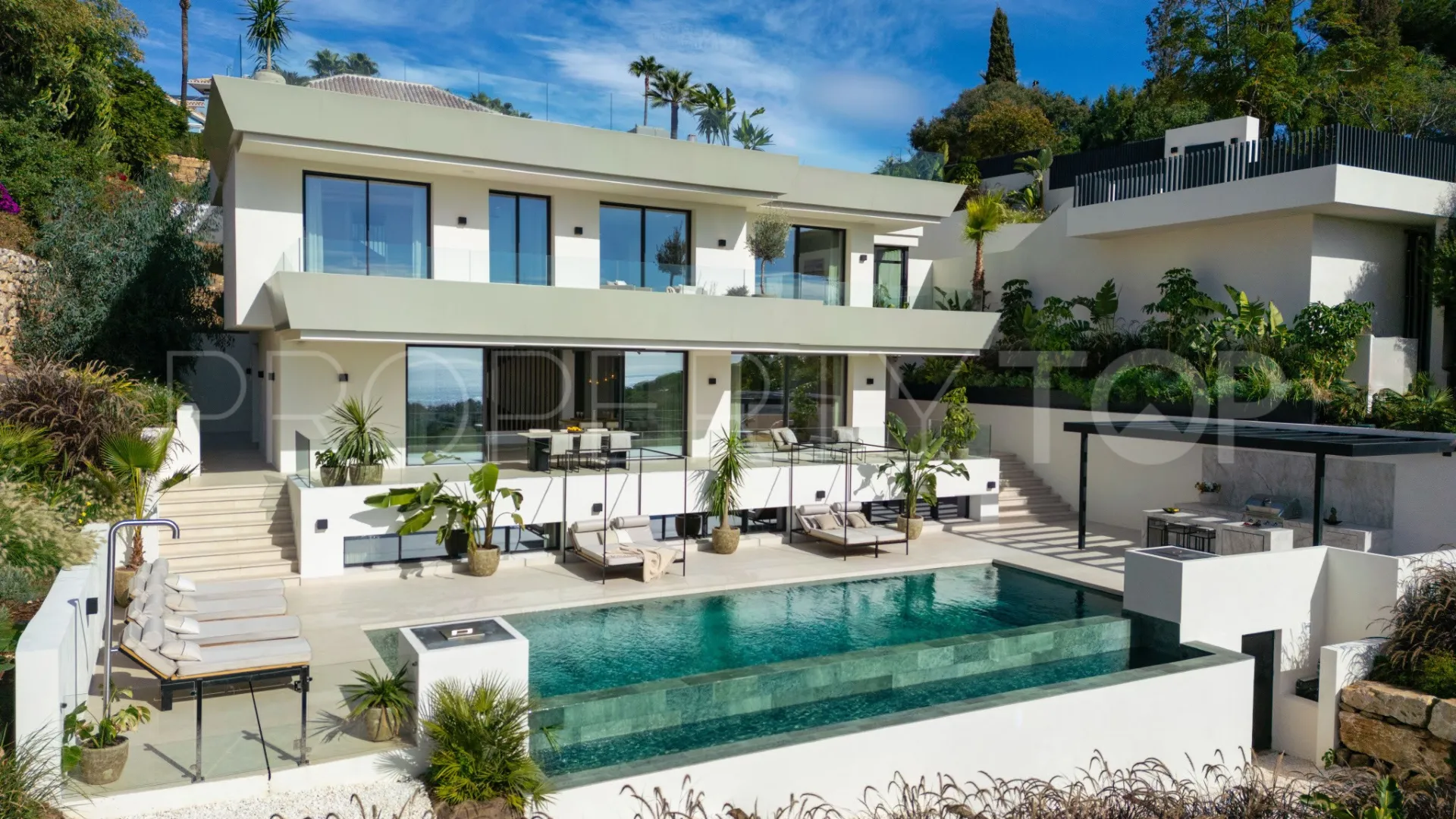 Villa for sale in Marbella East with 5 bedrooms