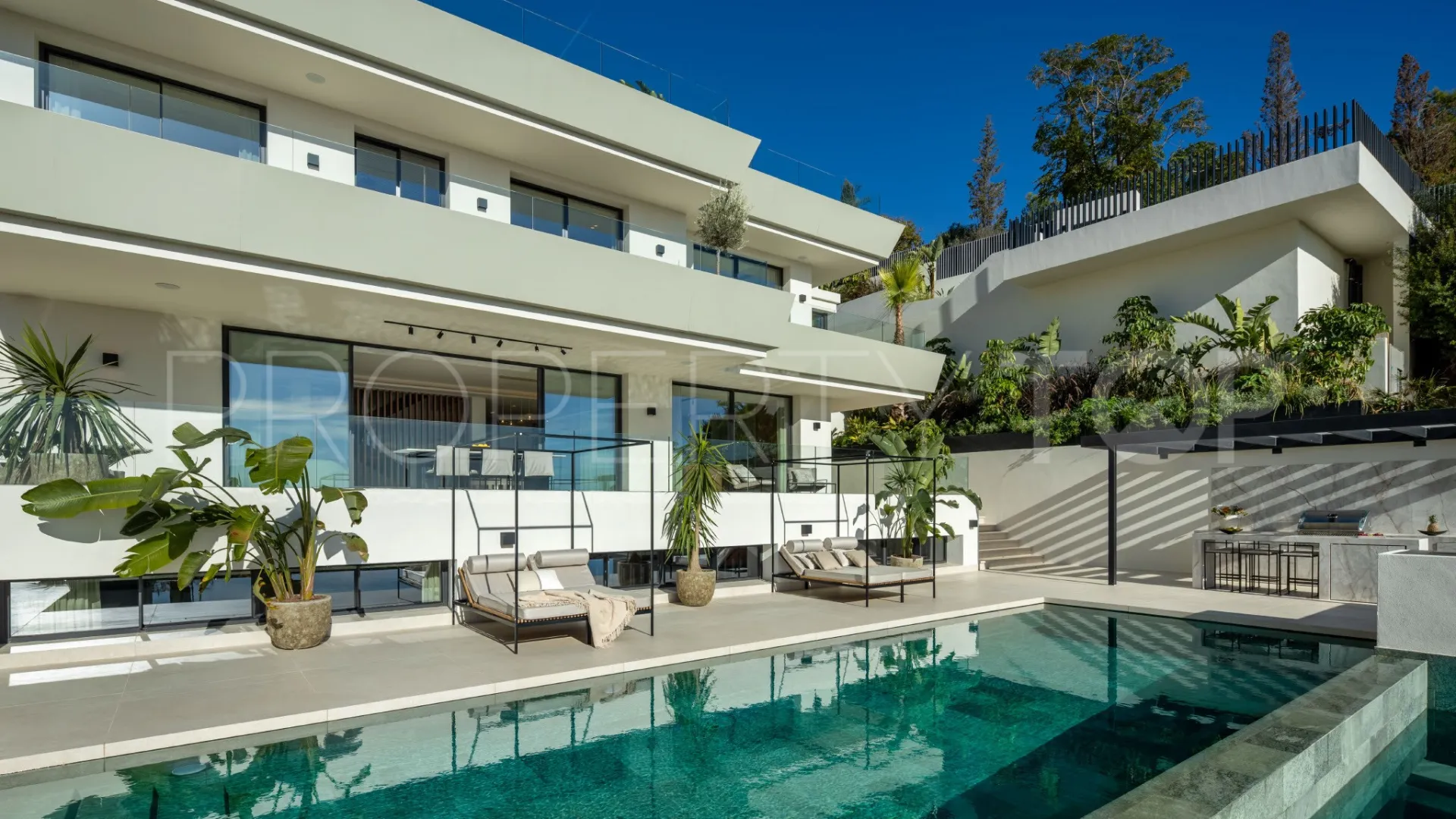 Villa for sale in Marbella East with 5 bedrooms