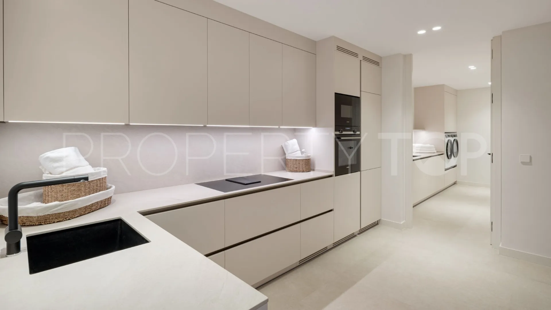 Villa for sale in Marbella East with 5 bedrooms