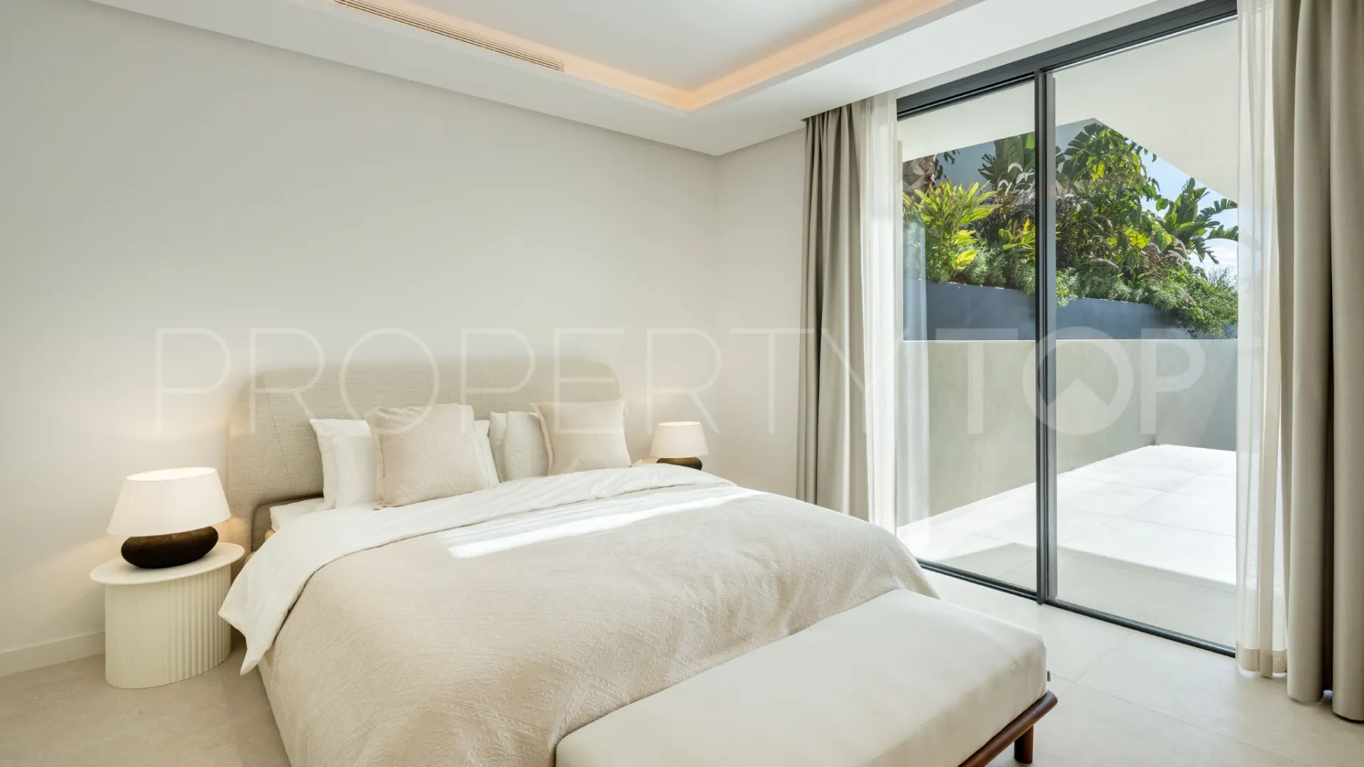 Villa for sale in Marbella East with 5 bedrooms