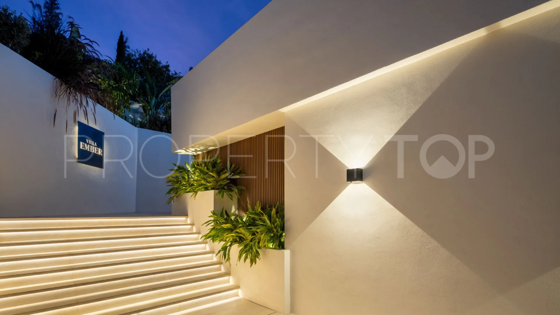 Villa for sale in Marbella East with 5 bedrooms