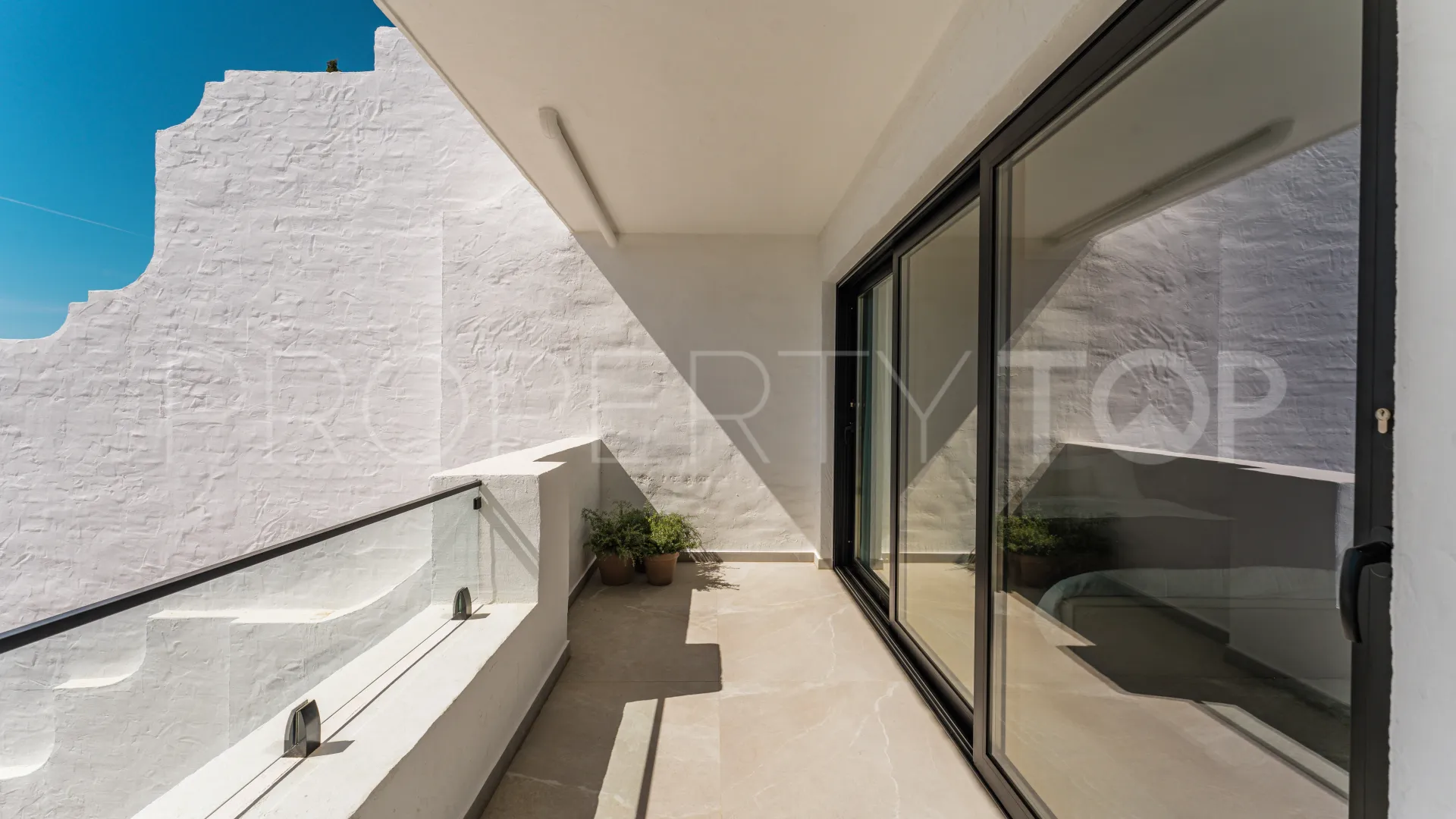 Atico duplex en venta en Las Colinas de Marbella con 3 dormitorios