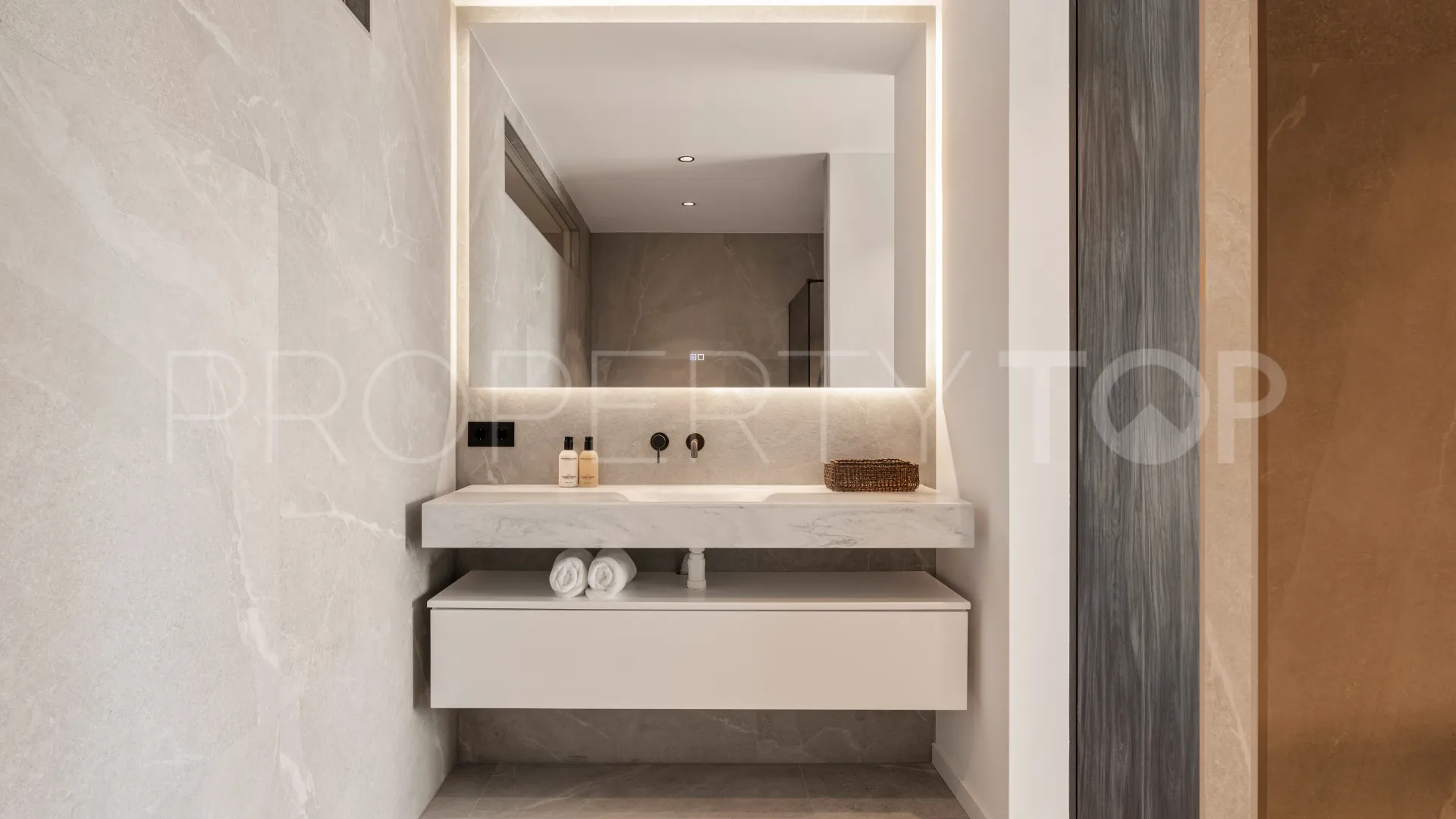 Atico duplex en venta en Las Colinas de Marbella con 3 dormitorios