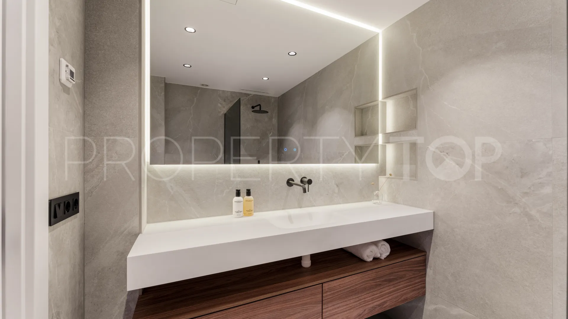 Atico duplex en venta en Las Colinas de Marbella con 3 dormitorios
