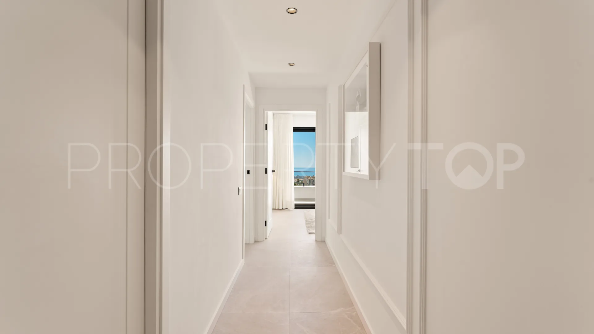 Atico duplex en venta en Las Colinas de Marbella con 3 dormitorios