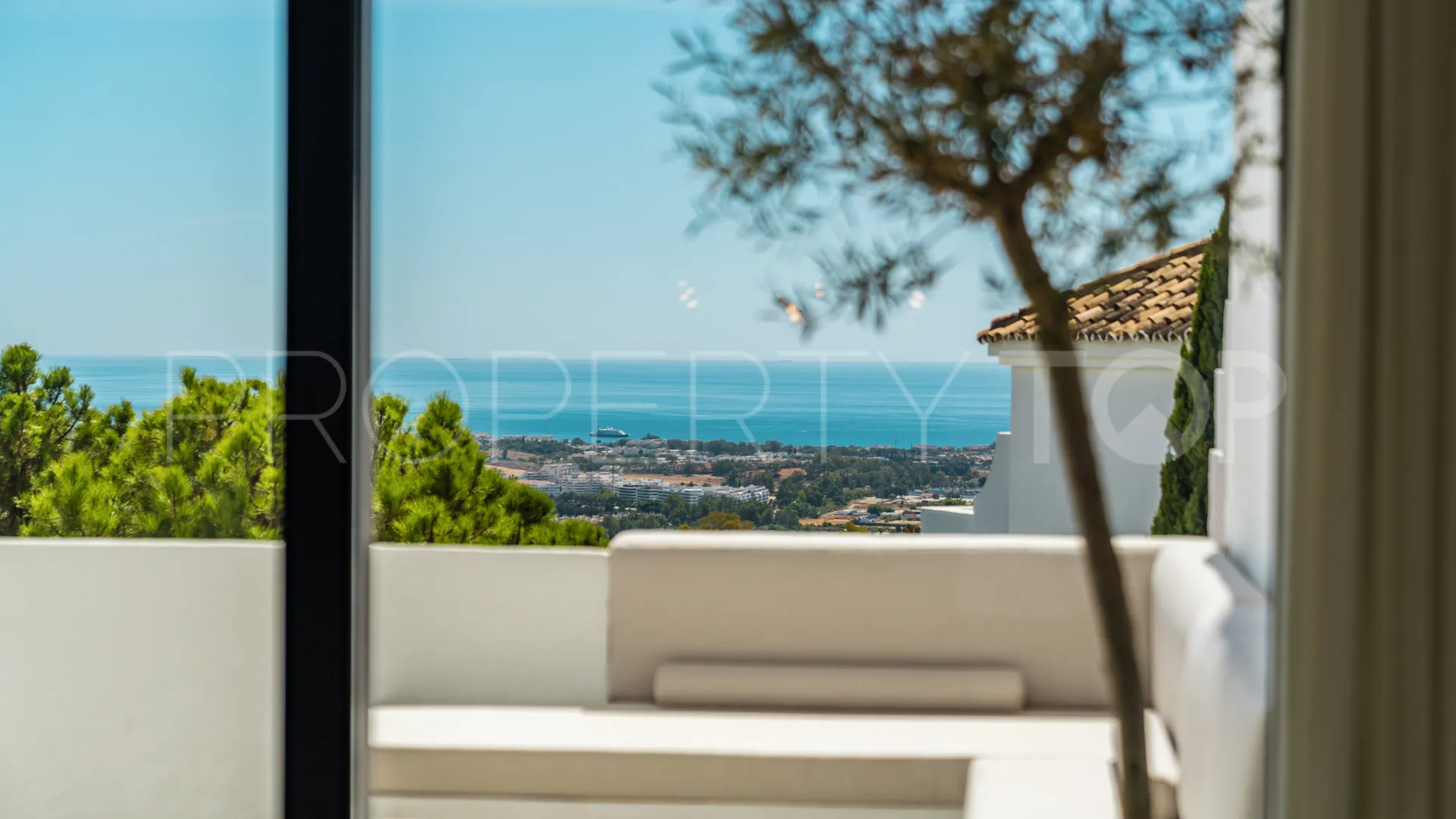 Atico duplex en venta en Las Colinas de Marbella con 3 dormitorios