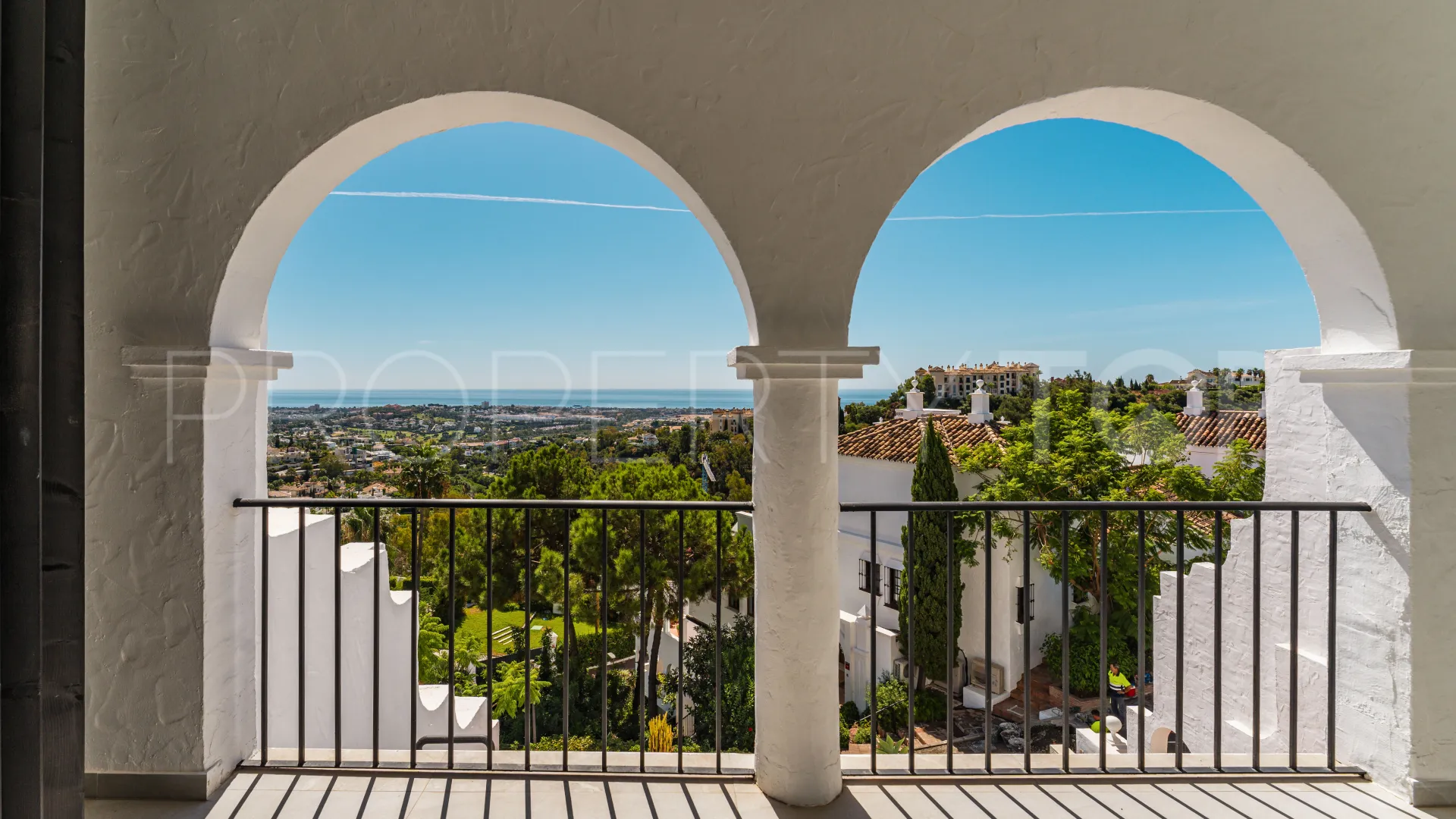 Atico duplex en venta en Las Colinas de Marbella con 3 dormitorios