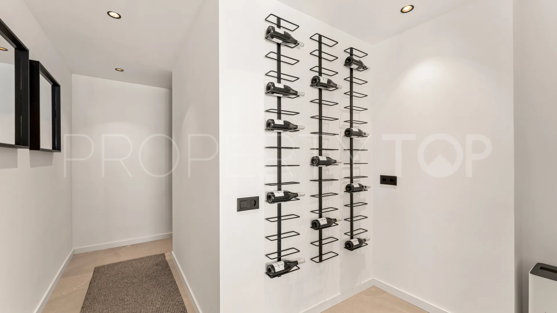 Atico duplex en venta en Las Colinas de Marbella con 3 dormitorios