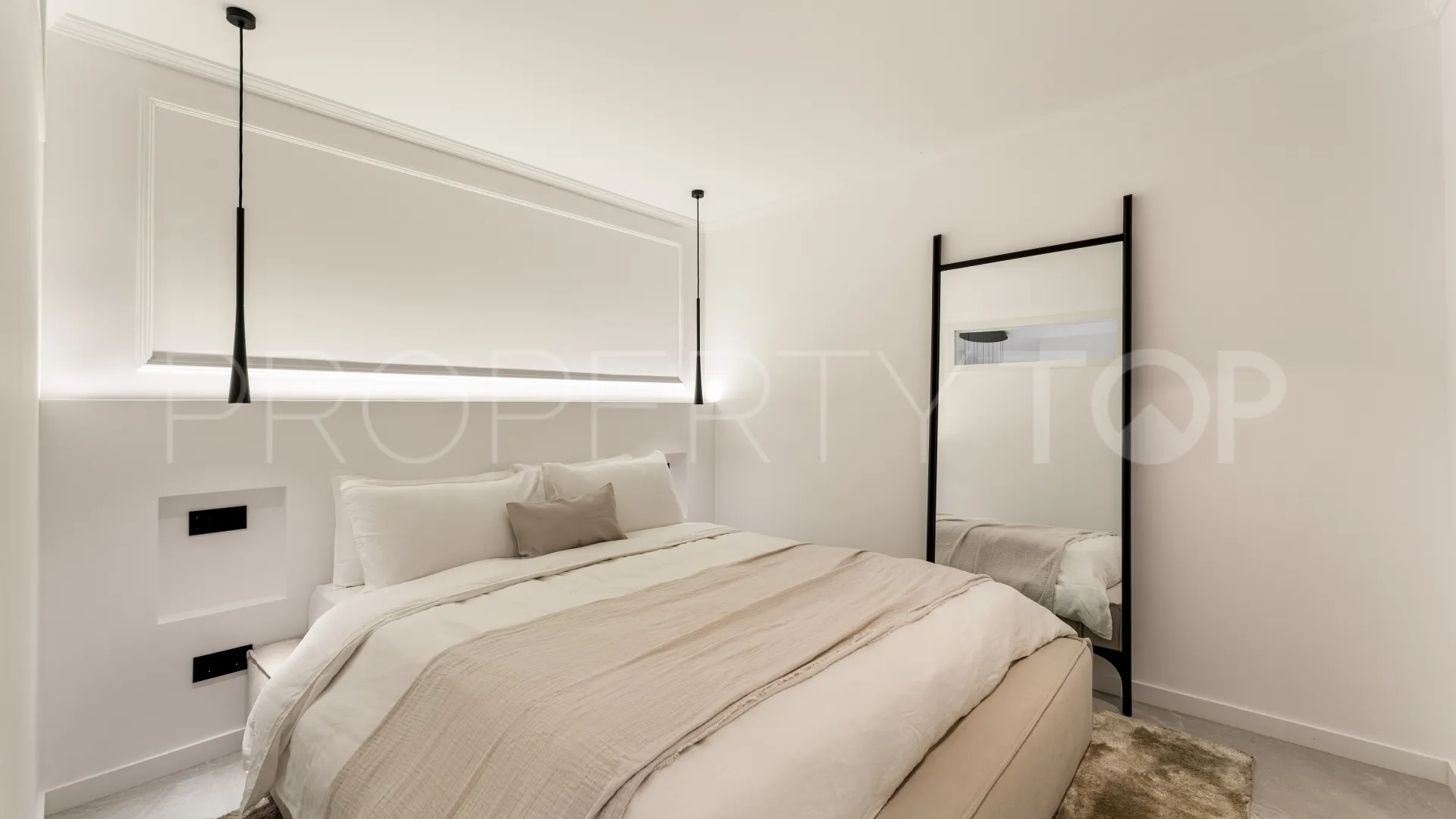 Atico duplex en venta en Las Colinas de Marbella con 3 dormitorios