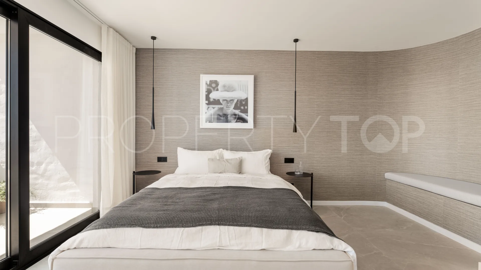Atico duplex en venta en Las Colinas de Marbella con 3 dormitorios