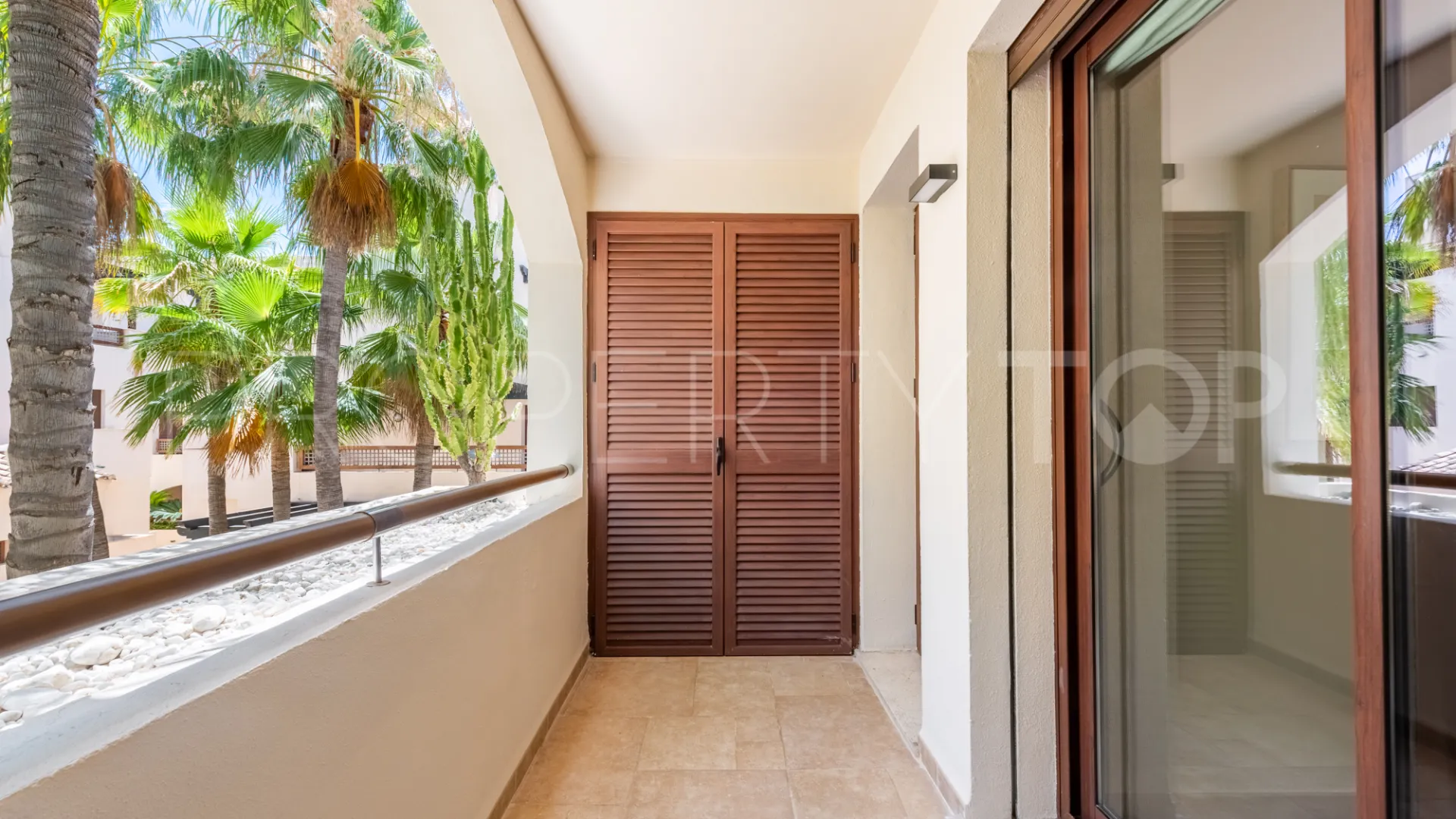 Comprar apartamento de 2 dormitorios en Medina de Banús