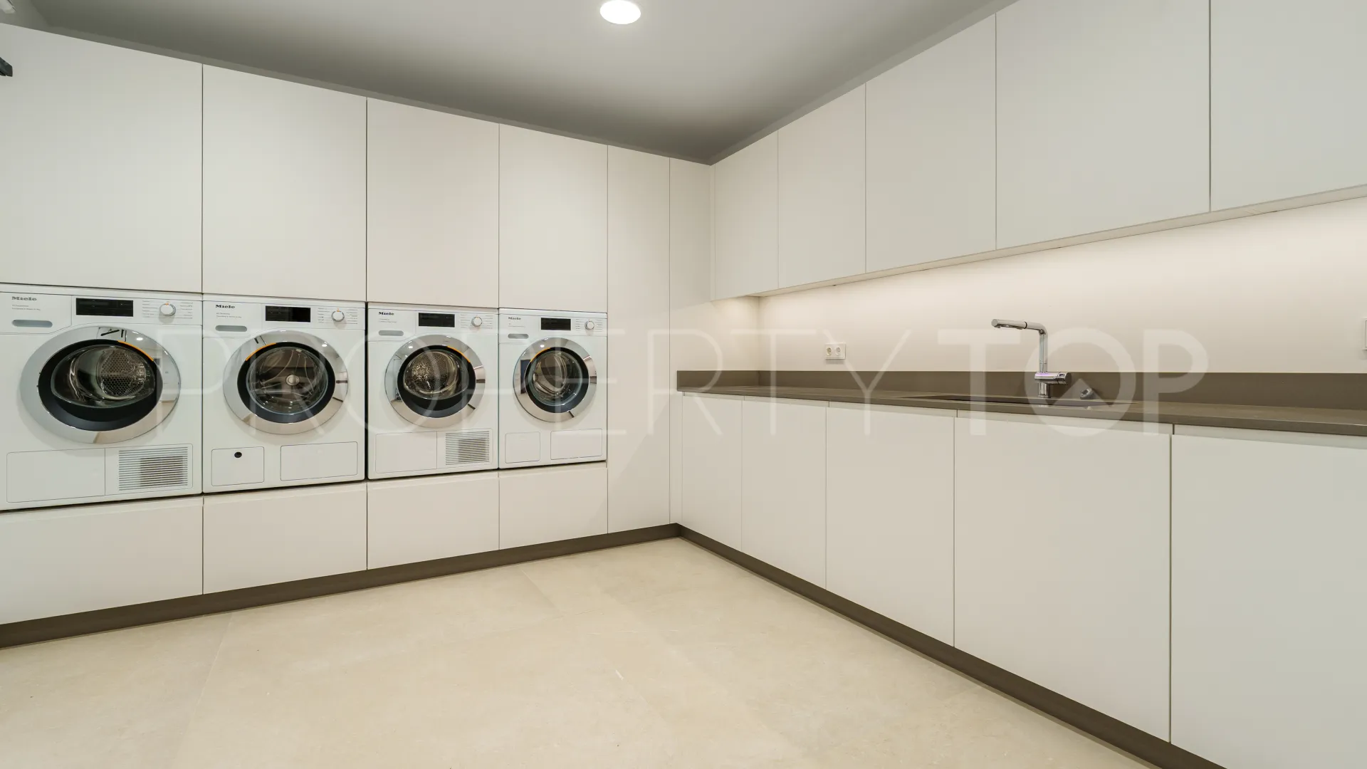 Villa en venta en The Hills con 5 dormitorios
