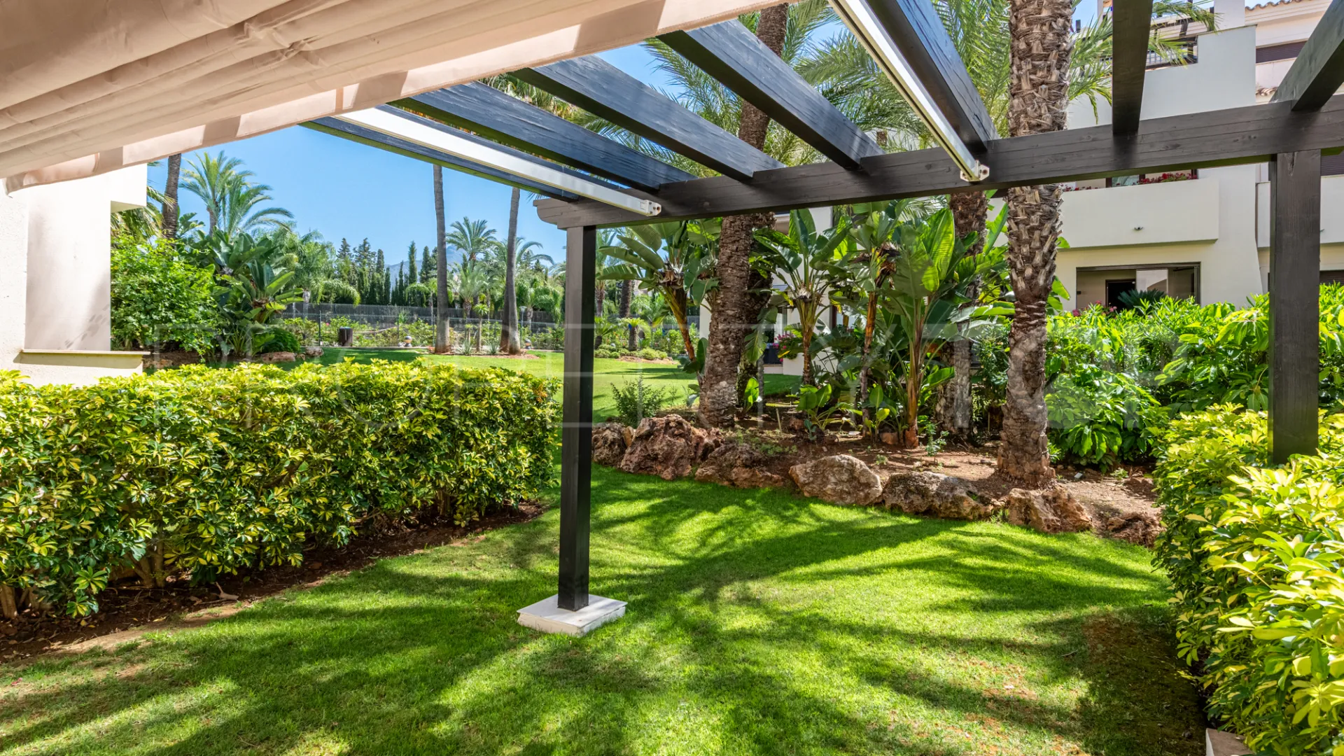 Ground floor apartment for sale in Medina de Banús with 2 bedrooms